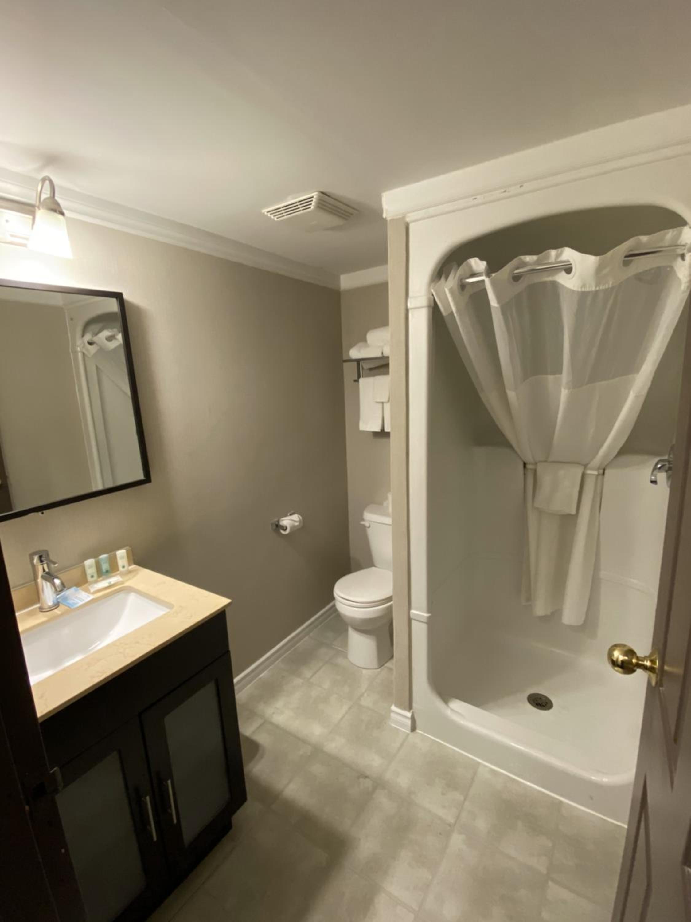 Queen Room with Two Queen Beds - Non-Smoking Exterior Building - Photo 2