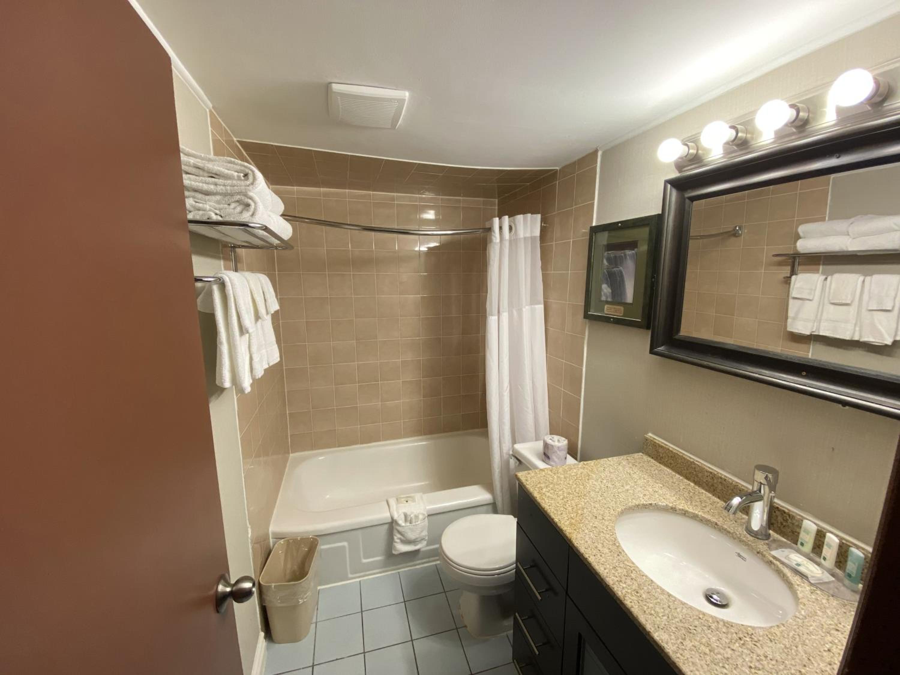 Queen Room with Two Queen Beds - Non-Smoking Exterior Building - Photo 3
