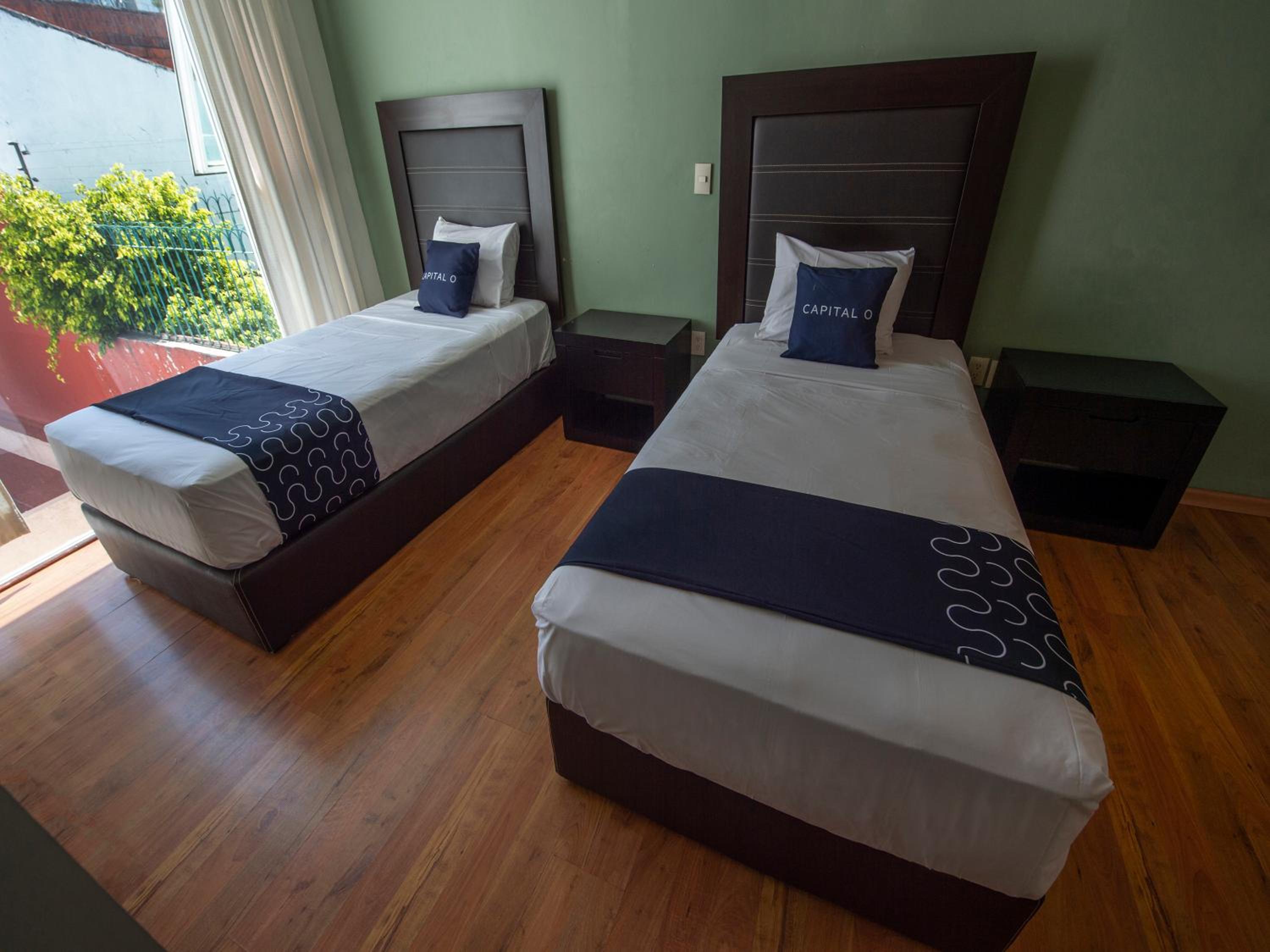 Standard Twin Room - Photo 8