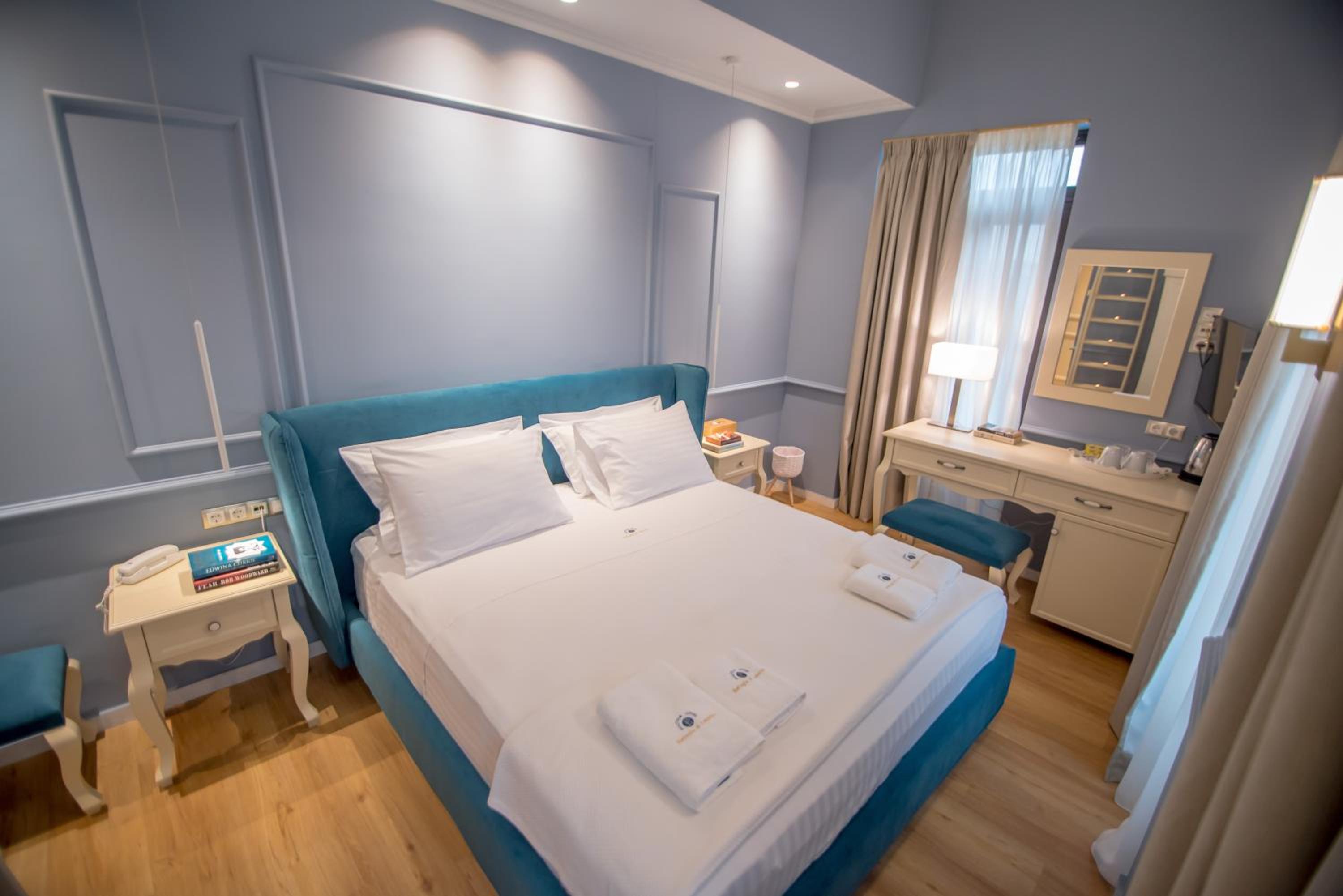 Executive Suite - Split Level - Photo 1