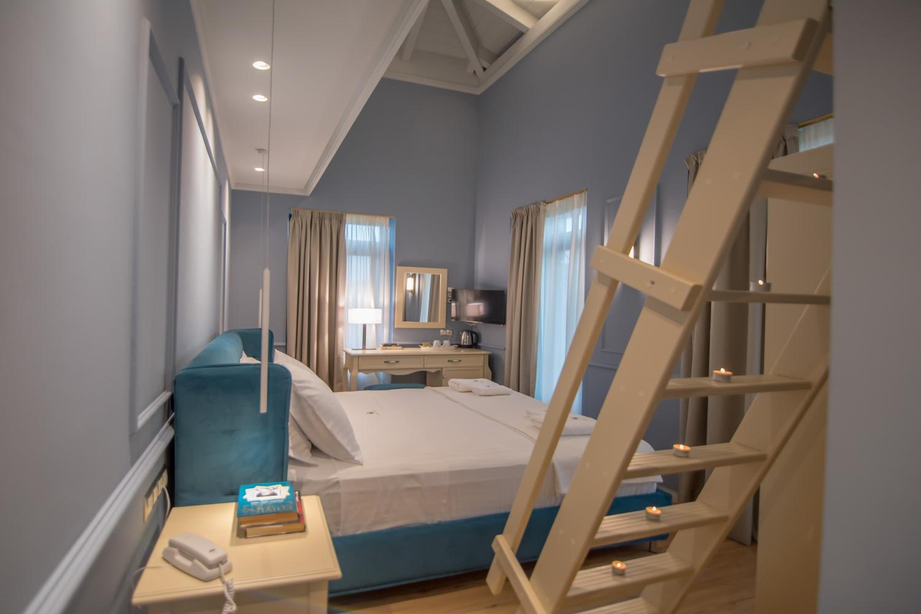 Executive Suite - Split Level - Photo 4