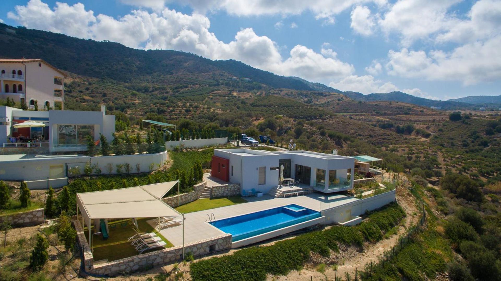 Three-Bedroom Villa photo 2