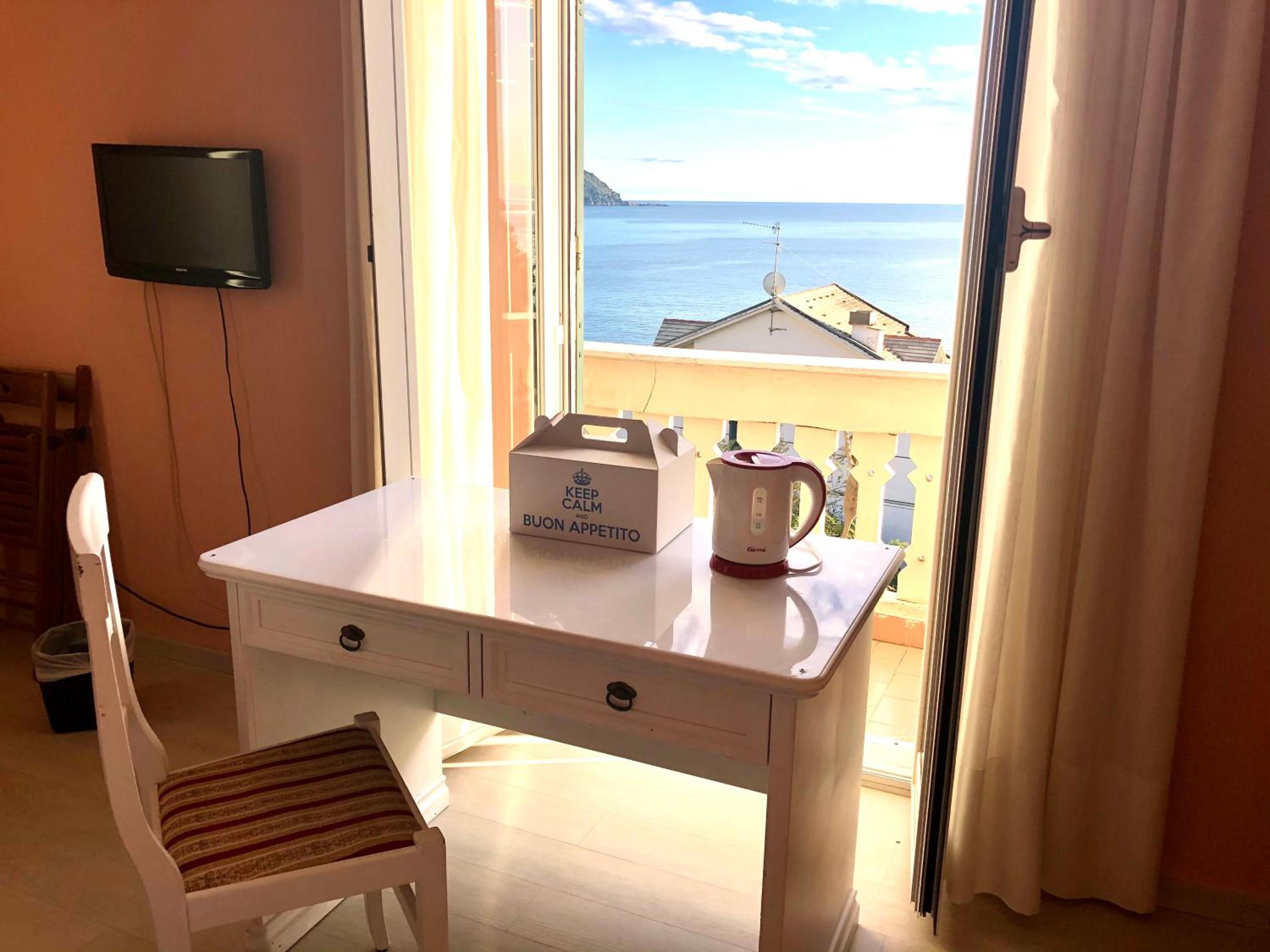 Double or Twin Room with Balcony and Sea View photo 2