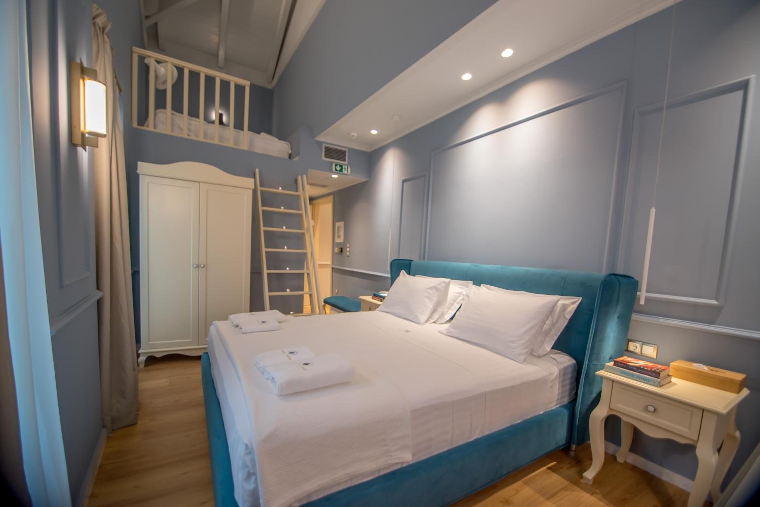 Executive Suite - Split Level - Photo 2