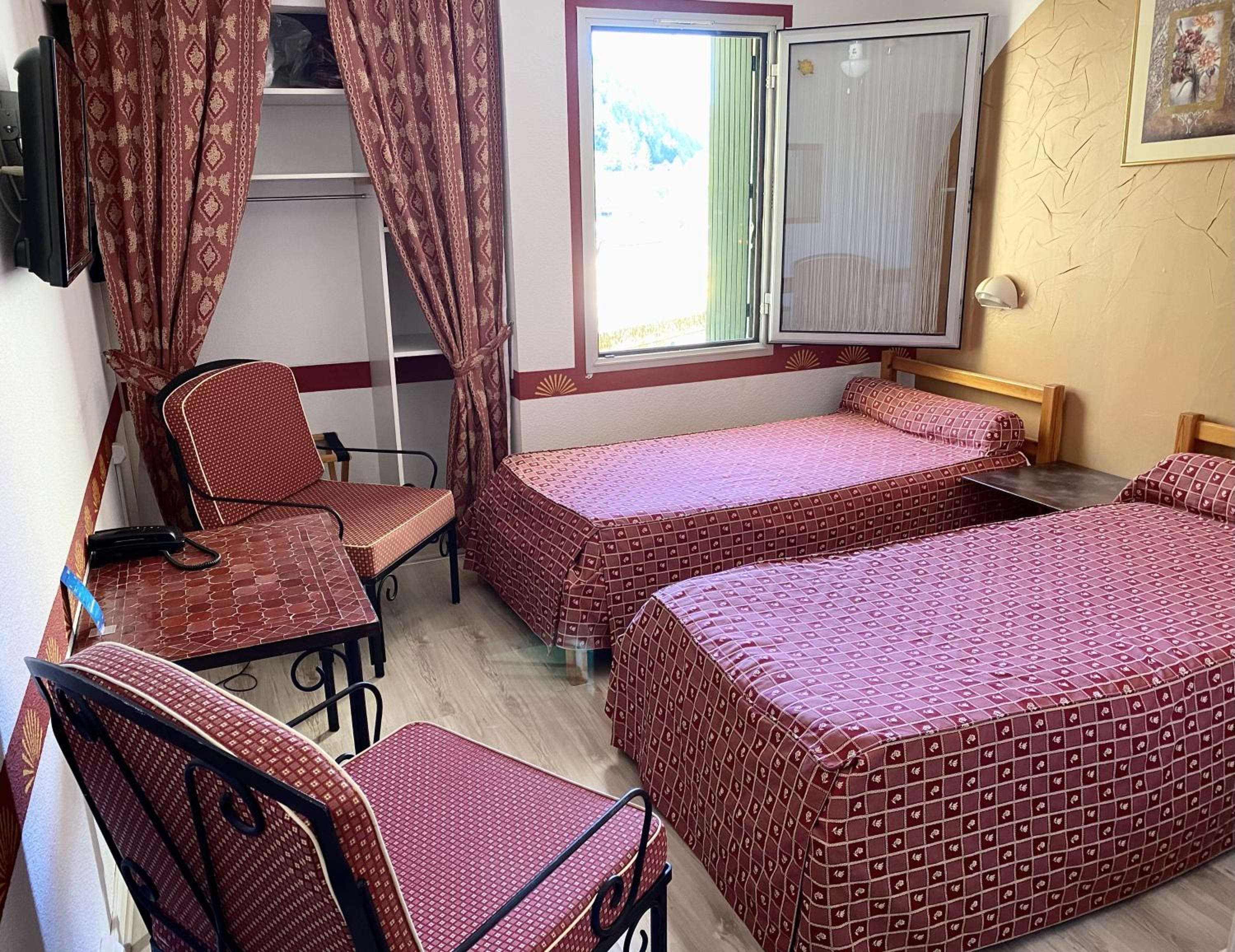 Economy Twin Room - Parking Side photo 3