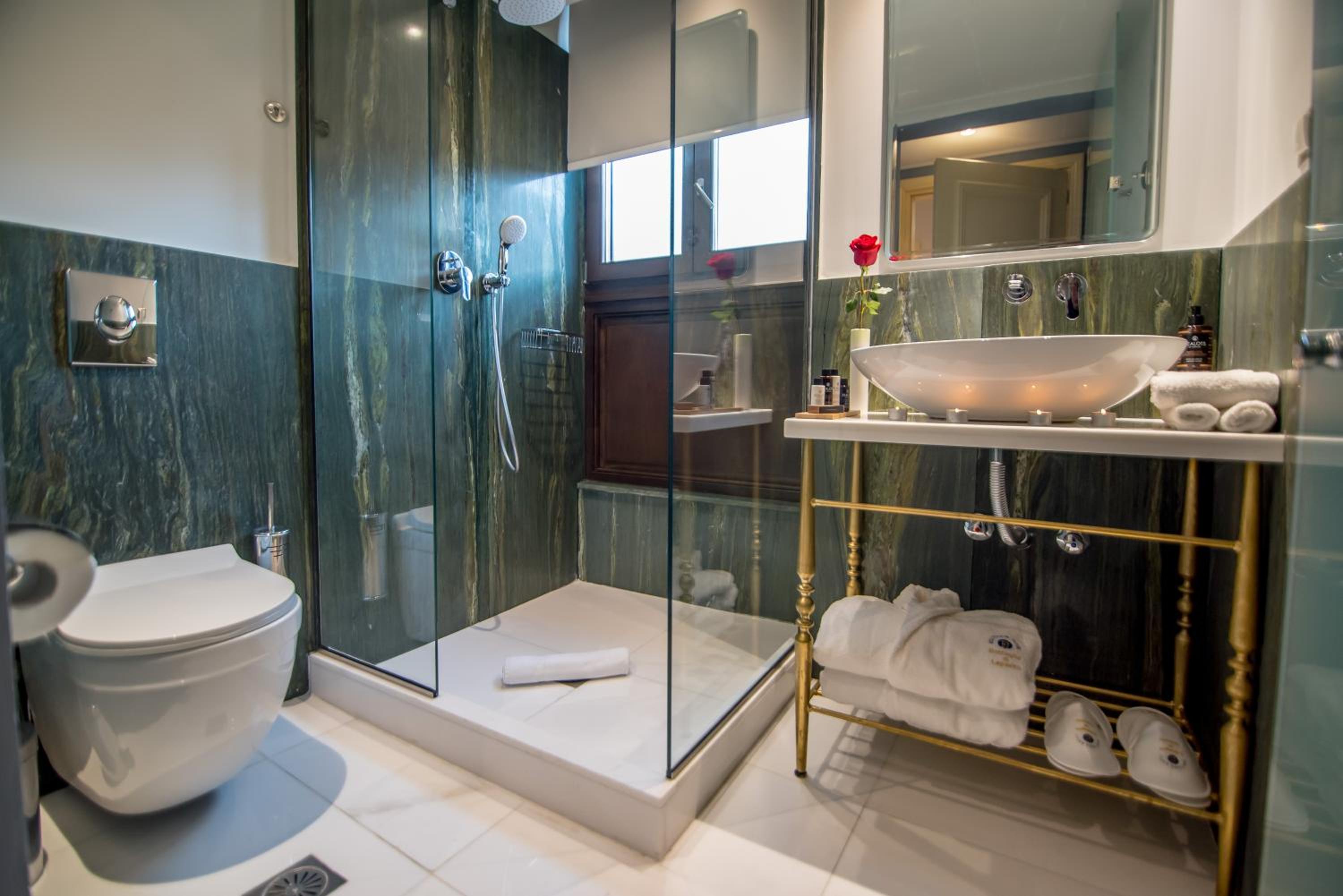 Executive Suite - Split Level - Photo 3
