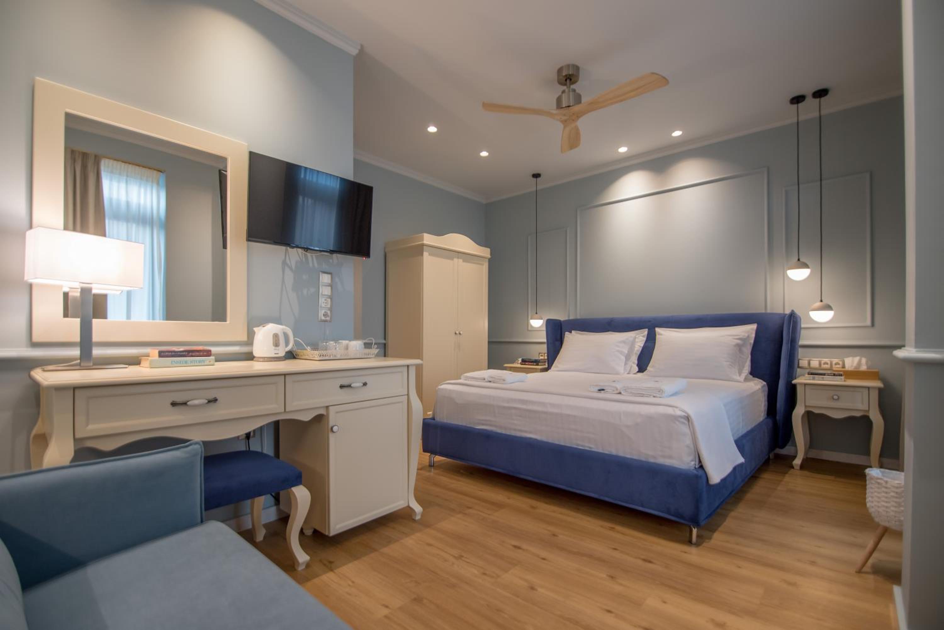 Executive Suite - Photo 1