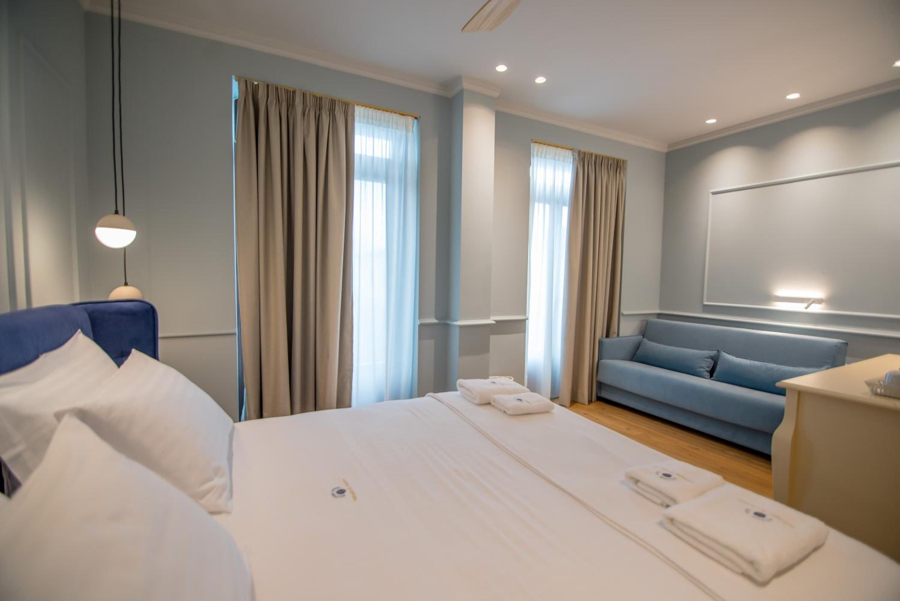 Executive Suite - Photo 3