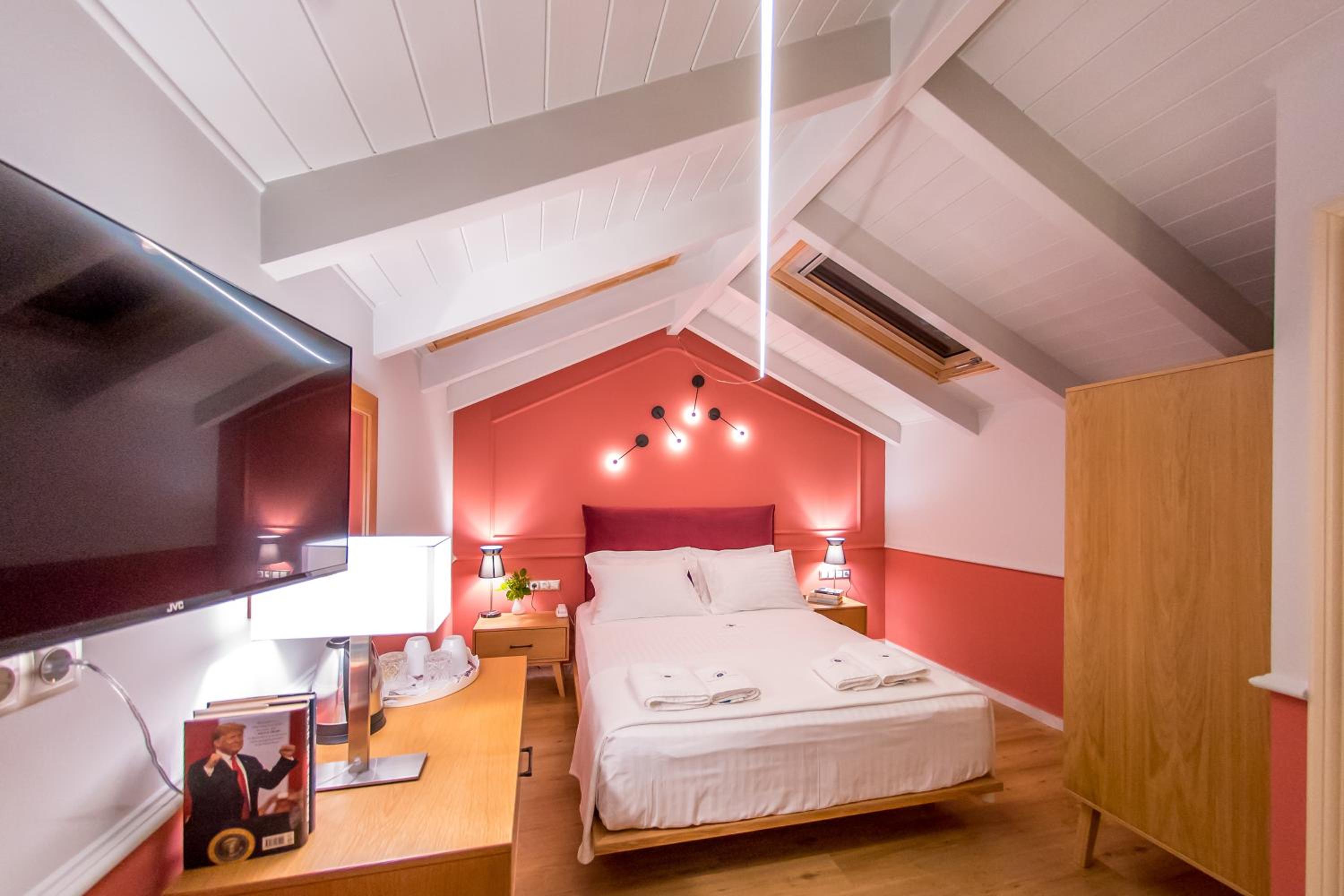Deluxe Double Room (2 Adults + 1 Child)
