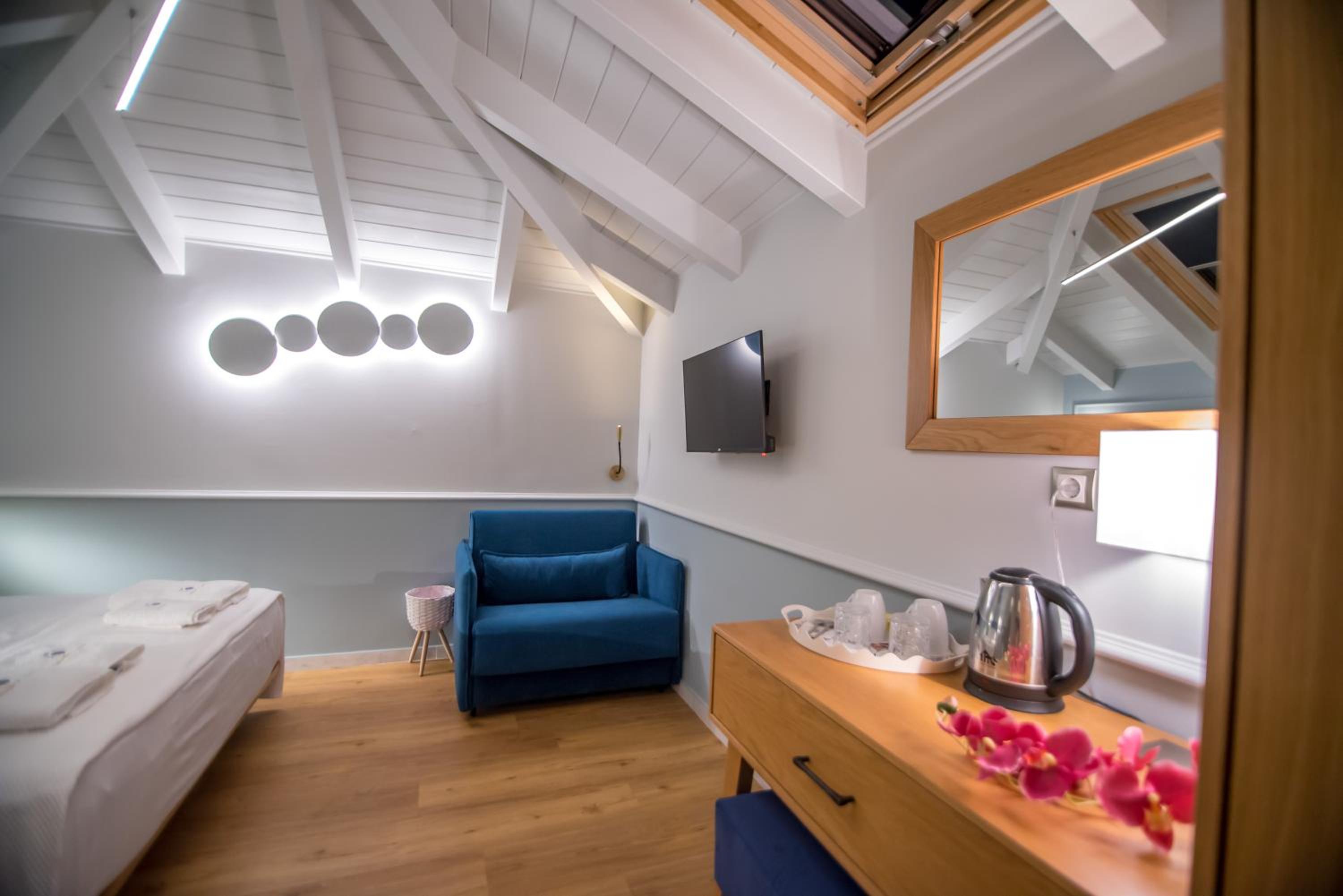 Deluxe Double Room (2 Adults + 1 Child) - Photo 4