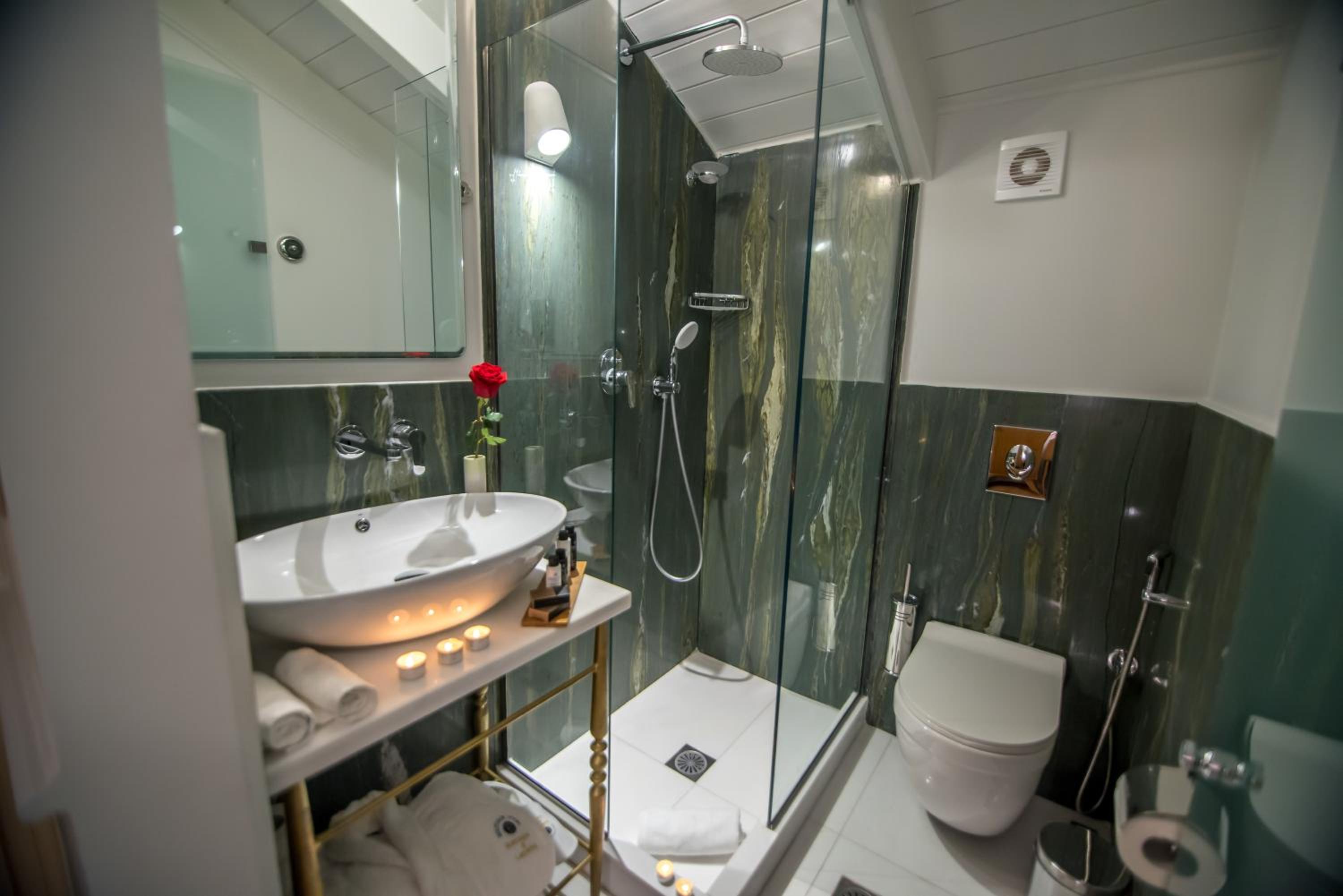 Deluxe Double Room (2 Adults + 1 Child) - Photo 2