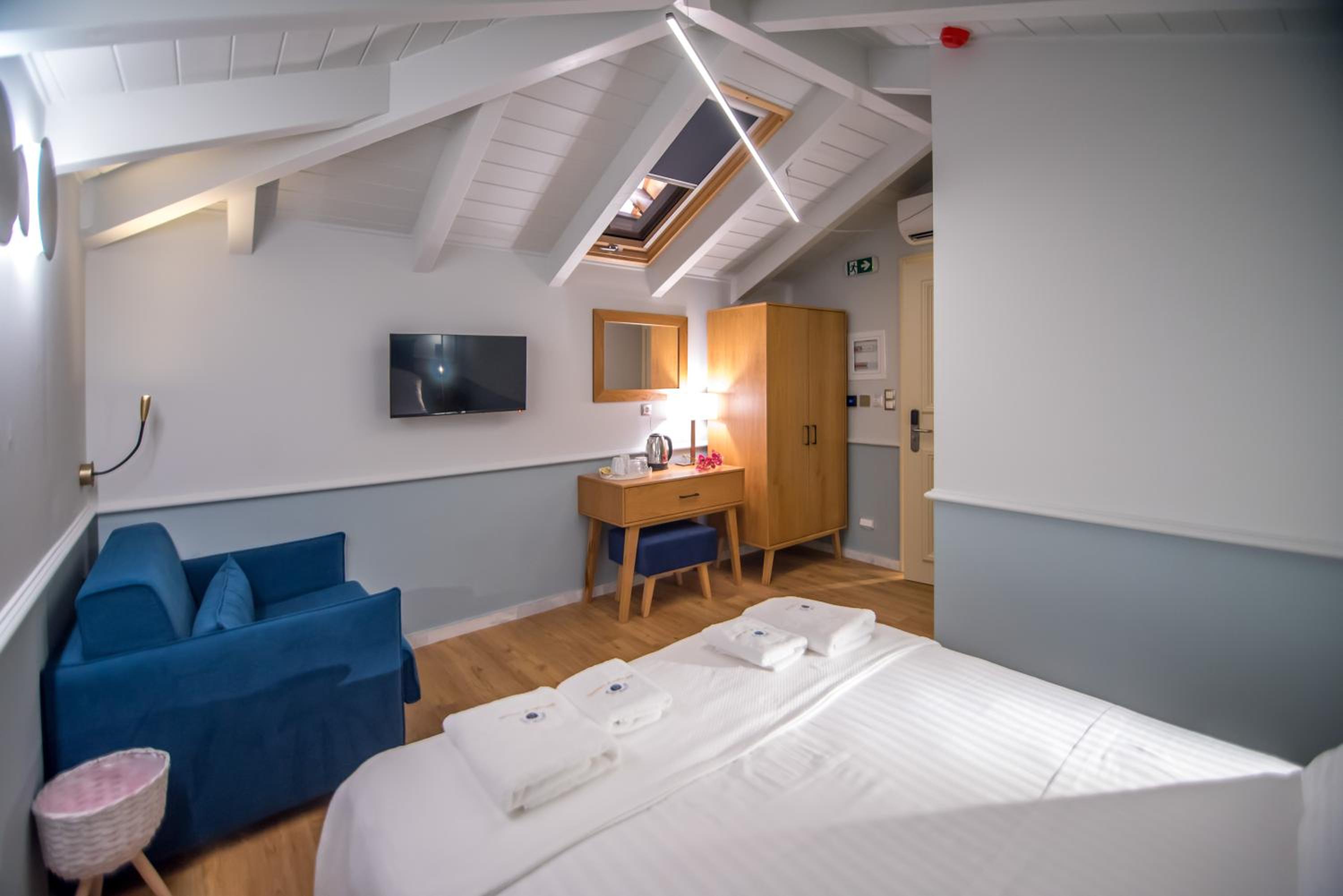 Deluxe Double Room (2 Adults + 1 Child) - Photo 3