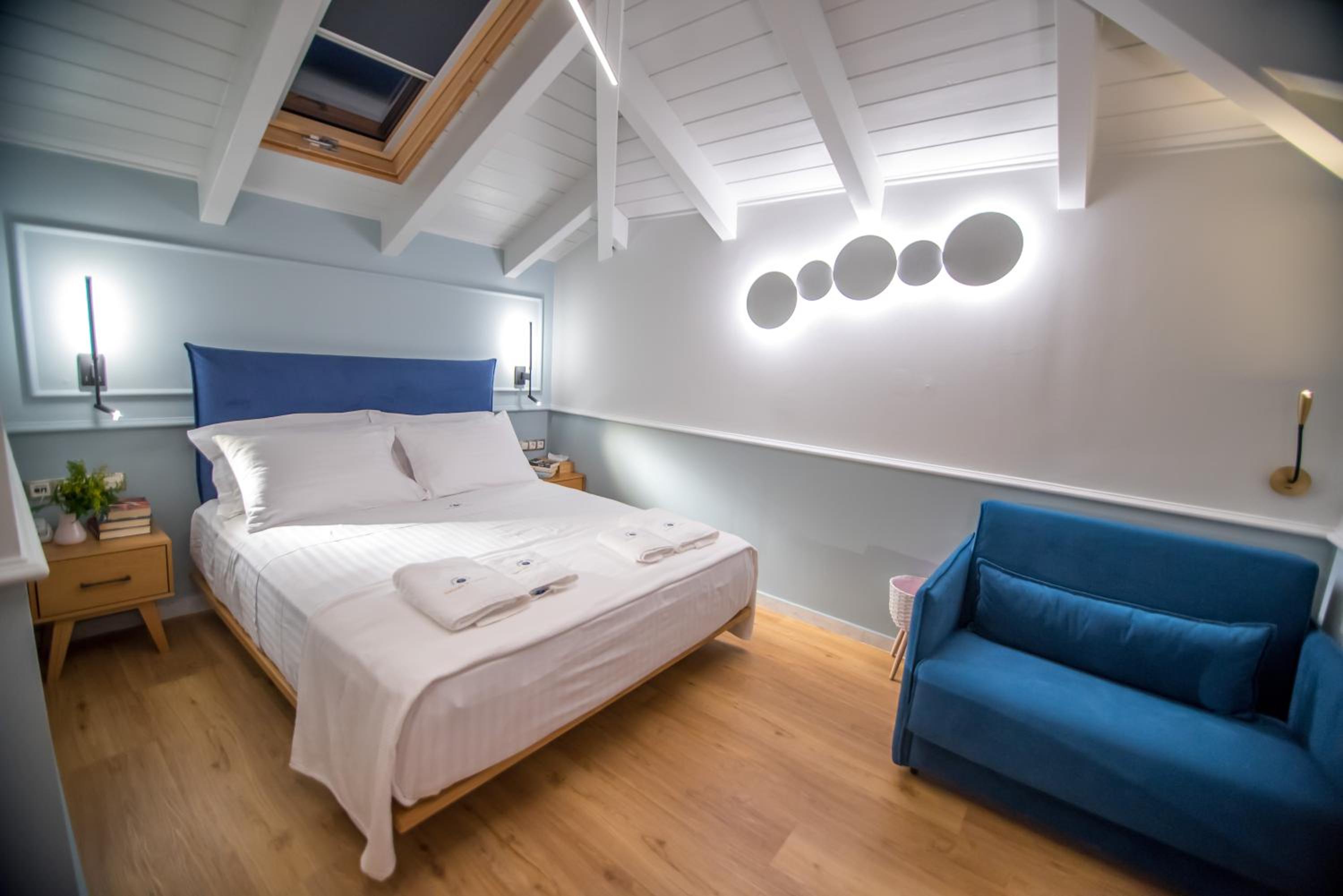 Deluxe Double Room (2 Adults + 1 Child) - Photo 1