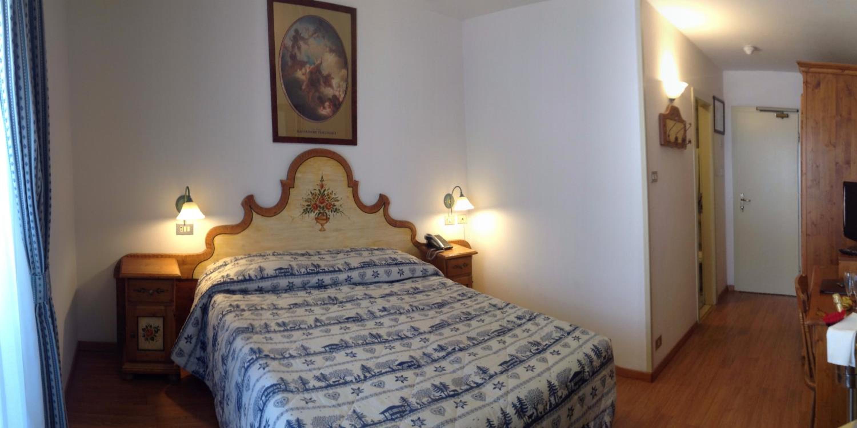 Double or Twin Room with Mountain View - Photo 3