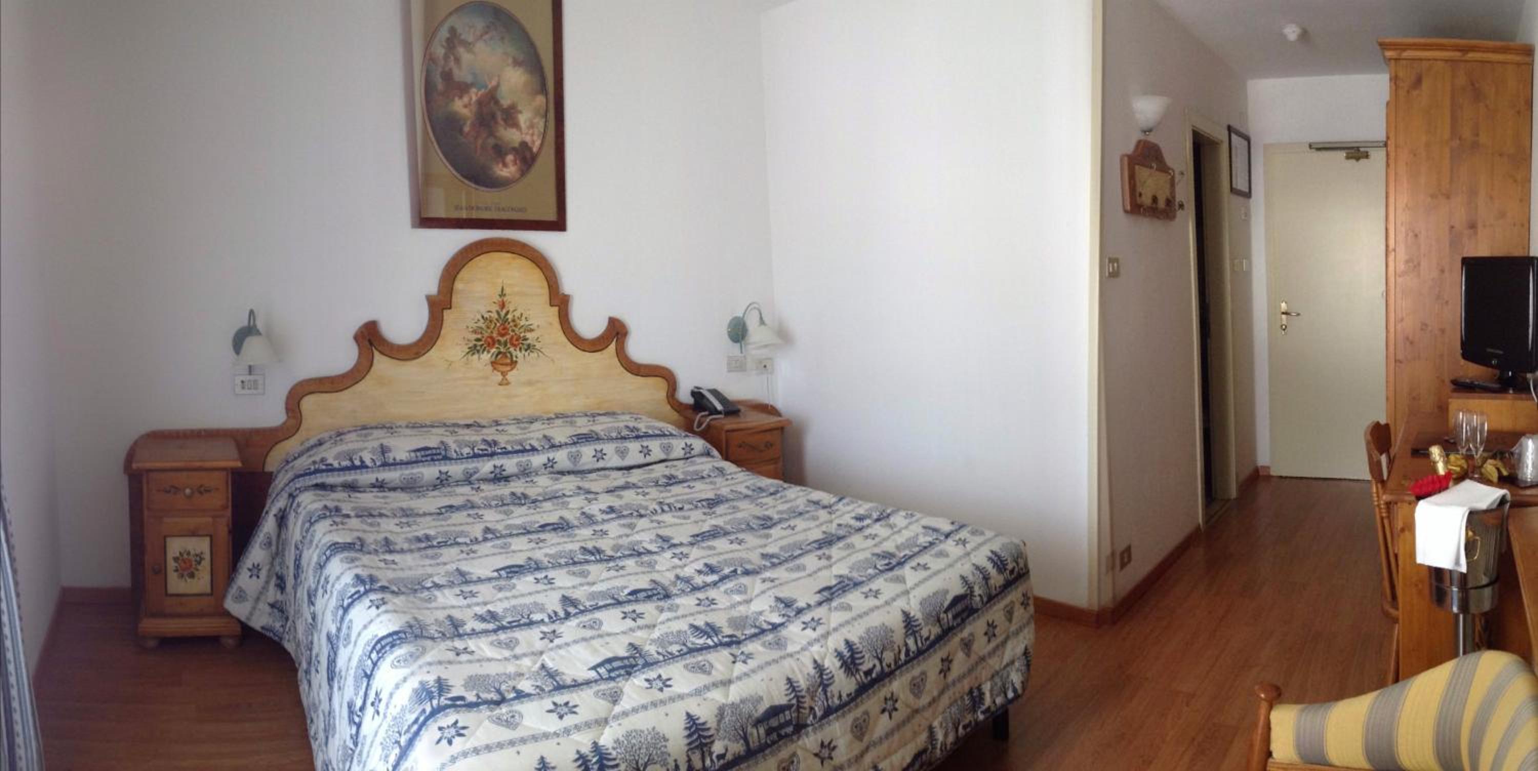 Double or Twin Room with Mountain View - Photo 15