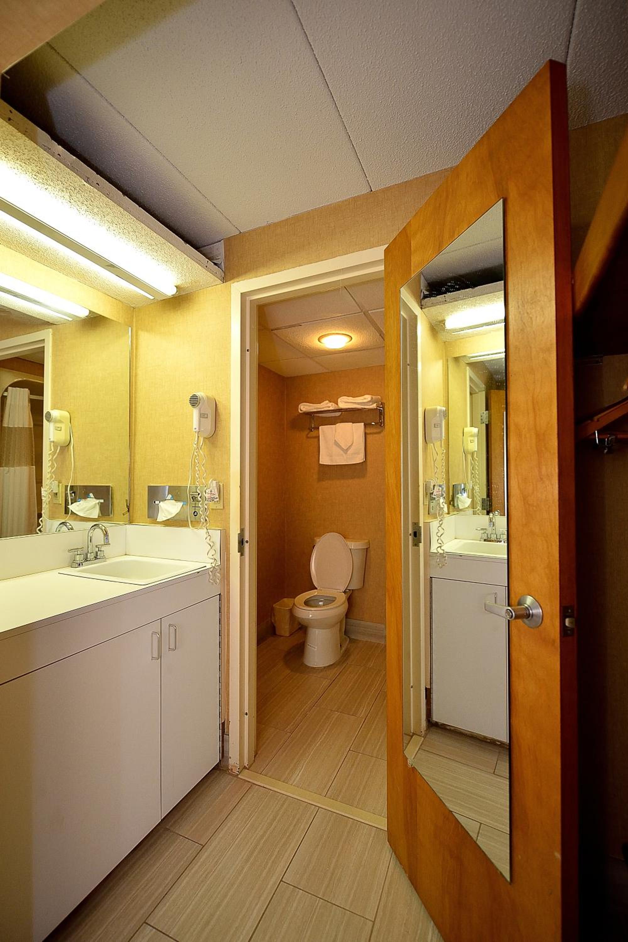 Two Queen Beds - Balcony and Jetted Tub photo 2