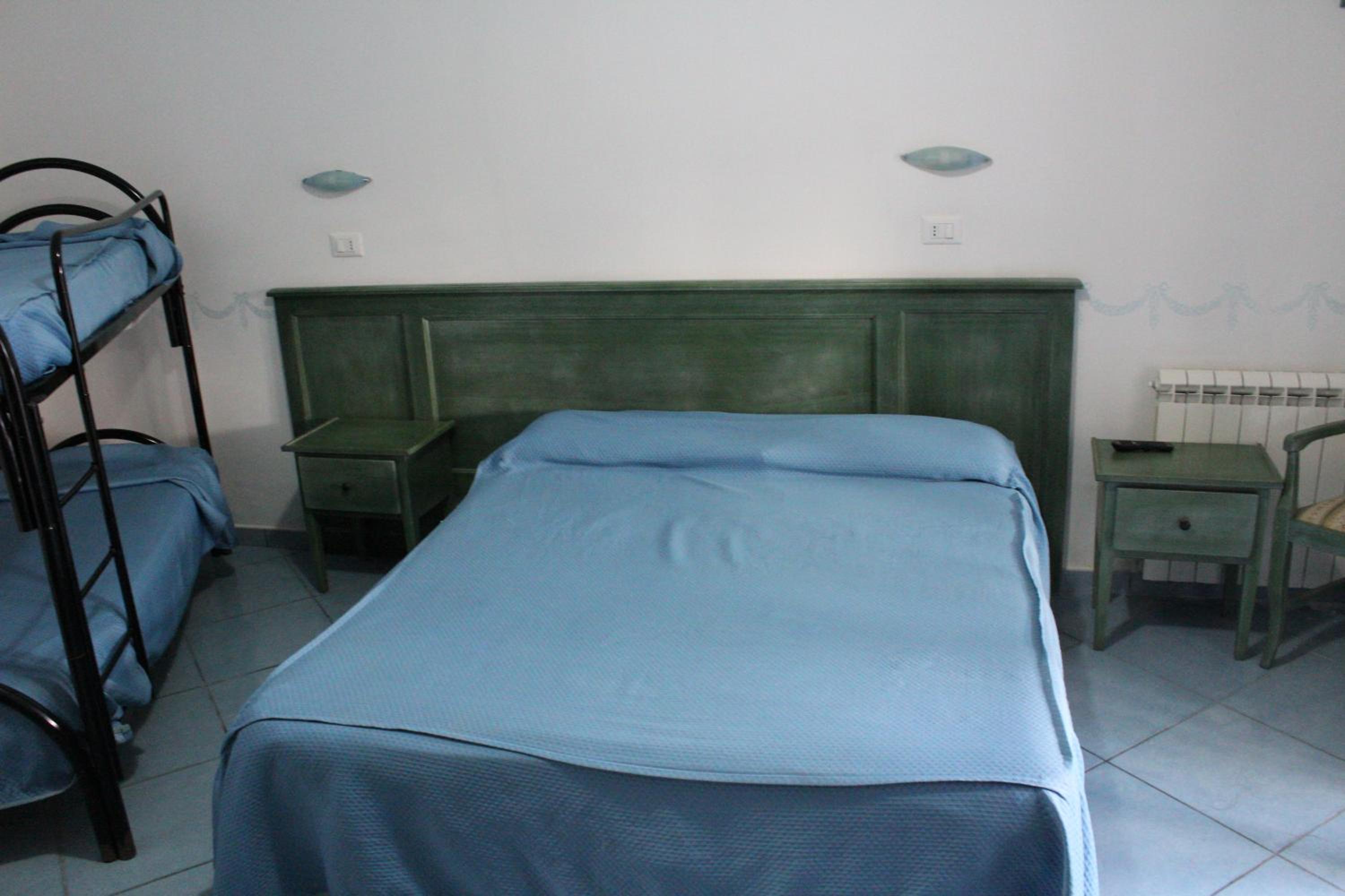 Quadruple Room - Photo 1