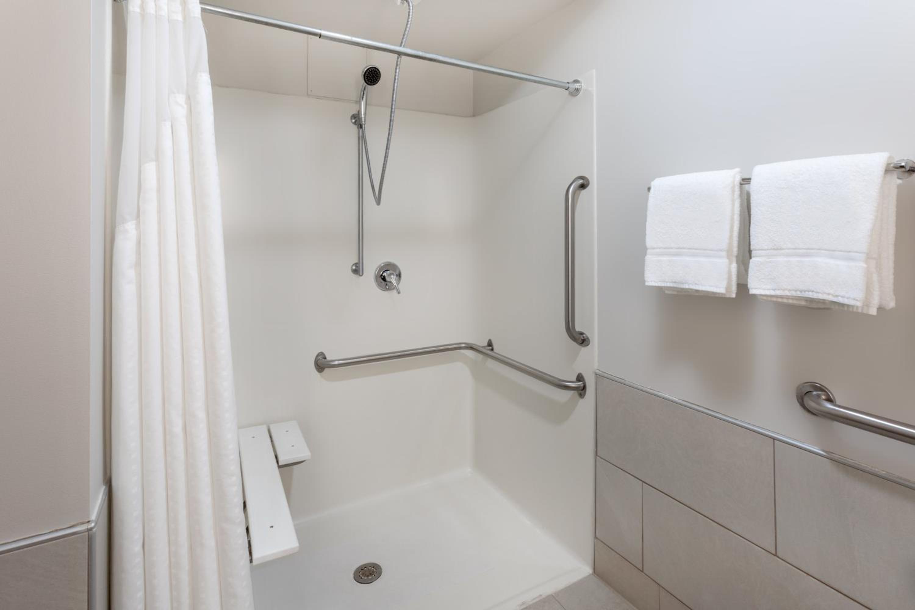 Twin Room - Mobility Access/Hearing Accessible - Photo 2
