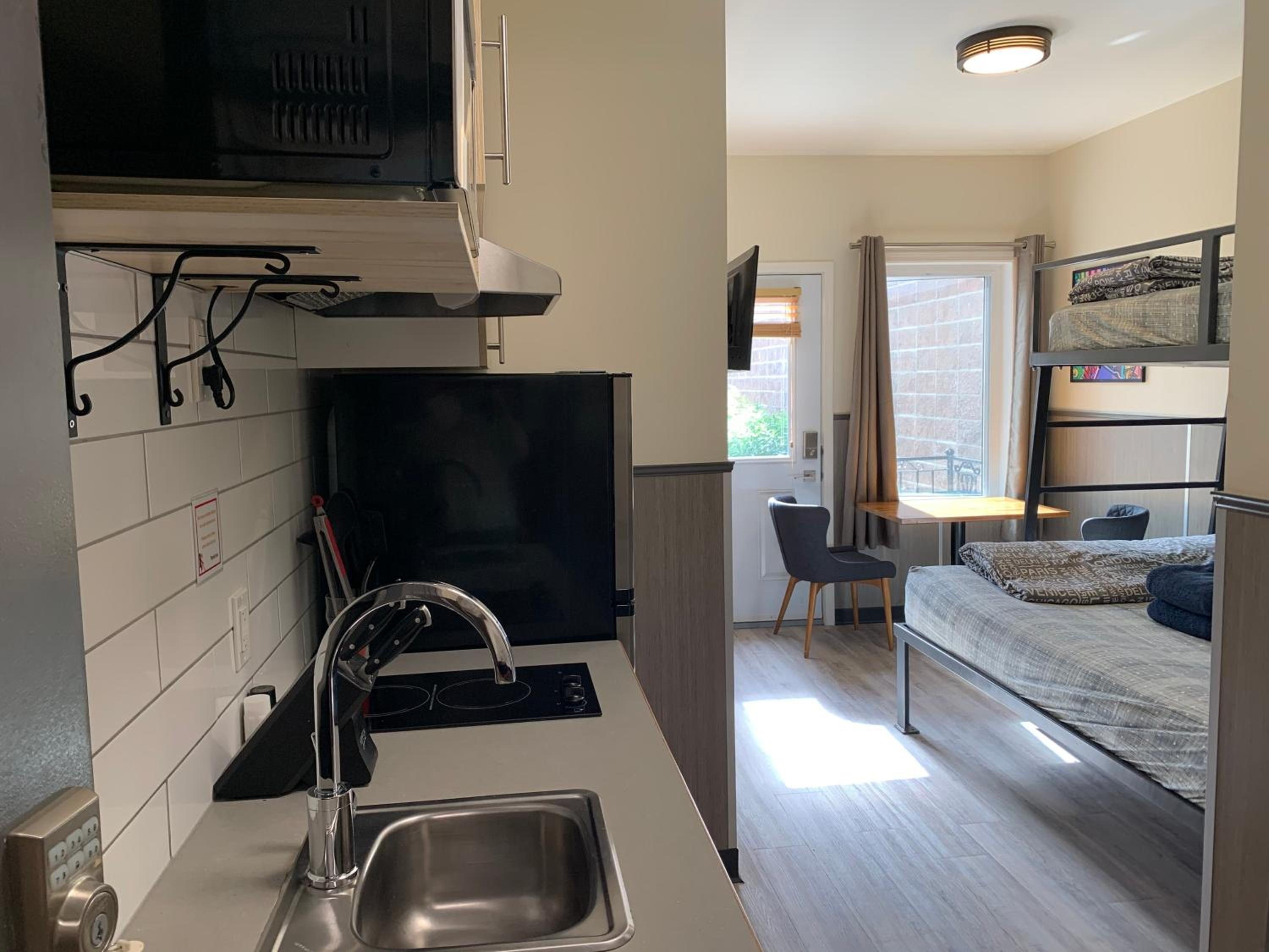 Queen Suite - Photo 1
