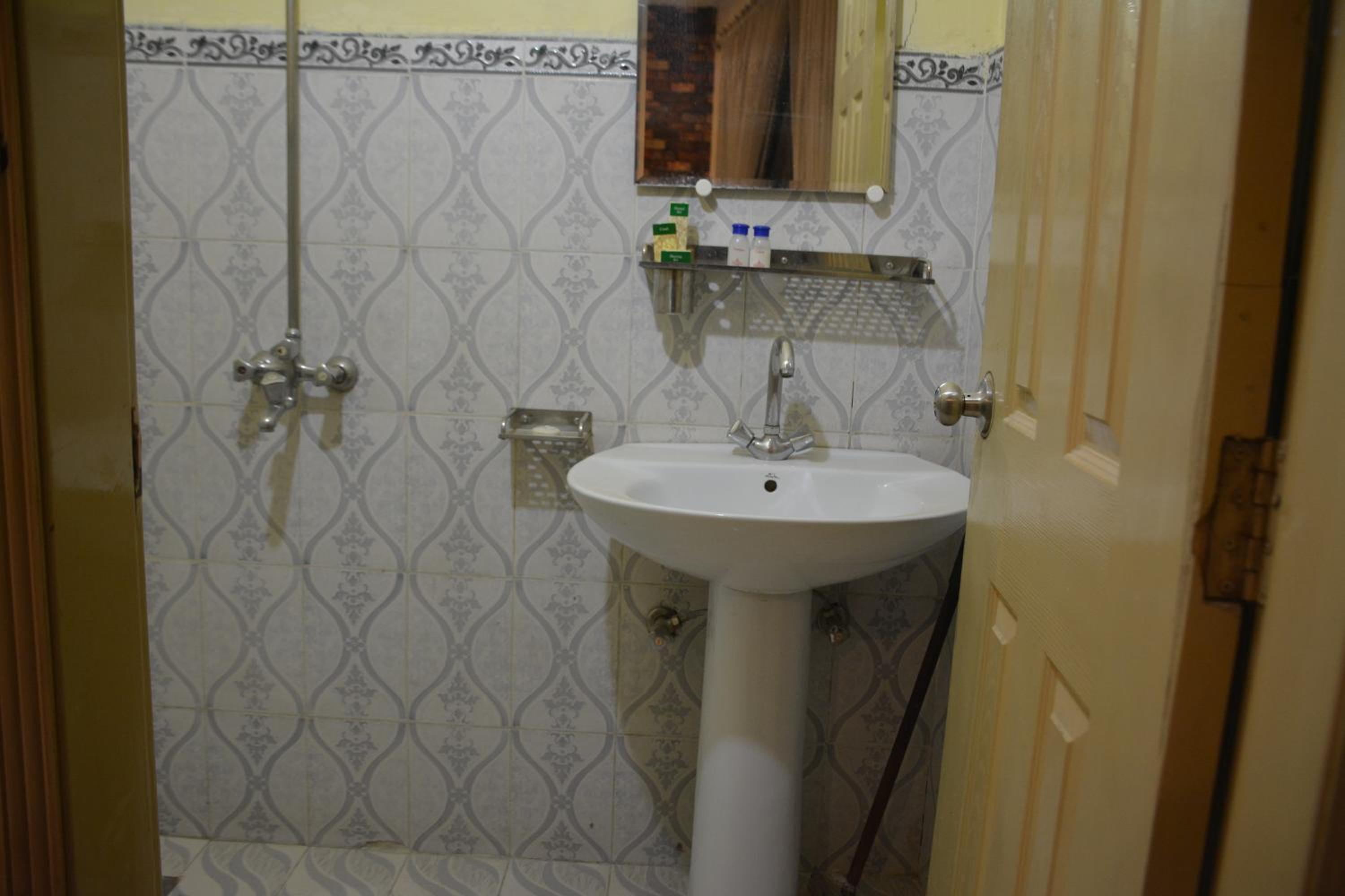Standard Double Room - Photo 10
