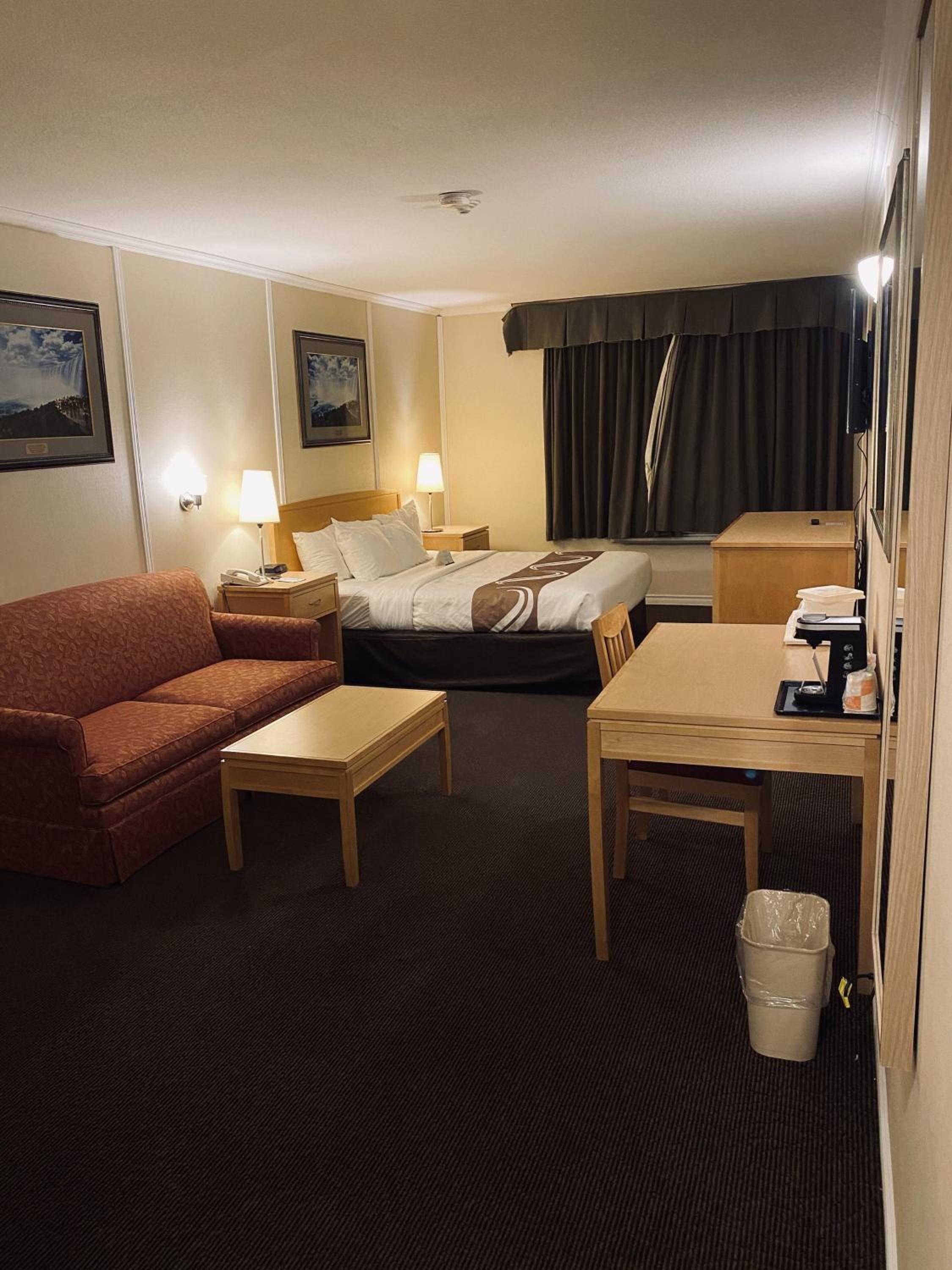 King Suite - Non-Smoking/Exterior Building - Photo 2