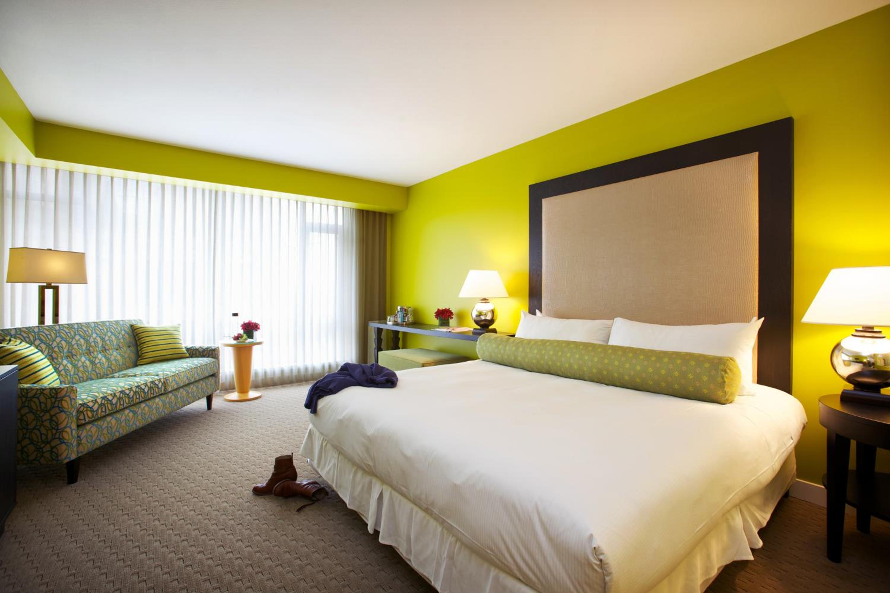 Deluxe King Room - Photo 13