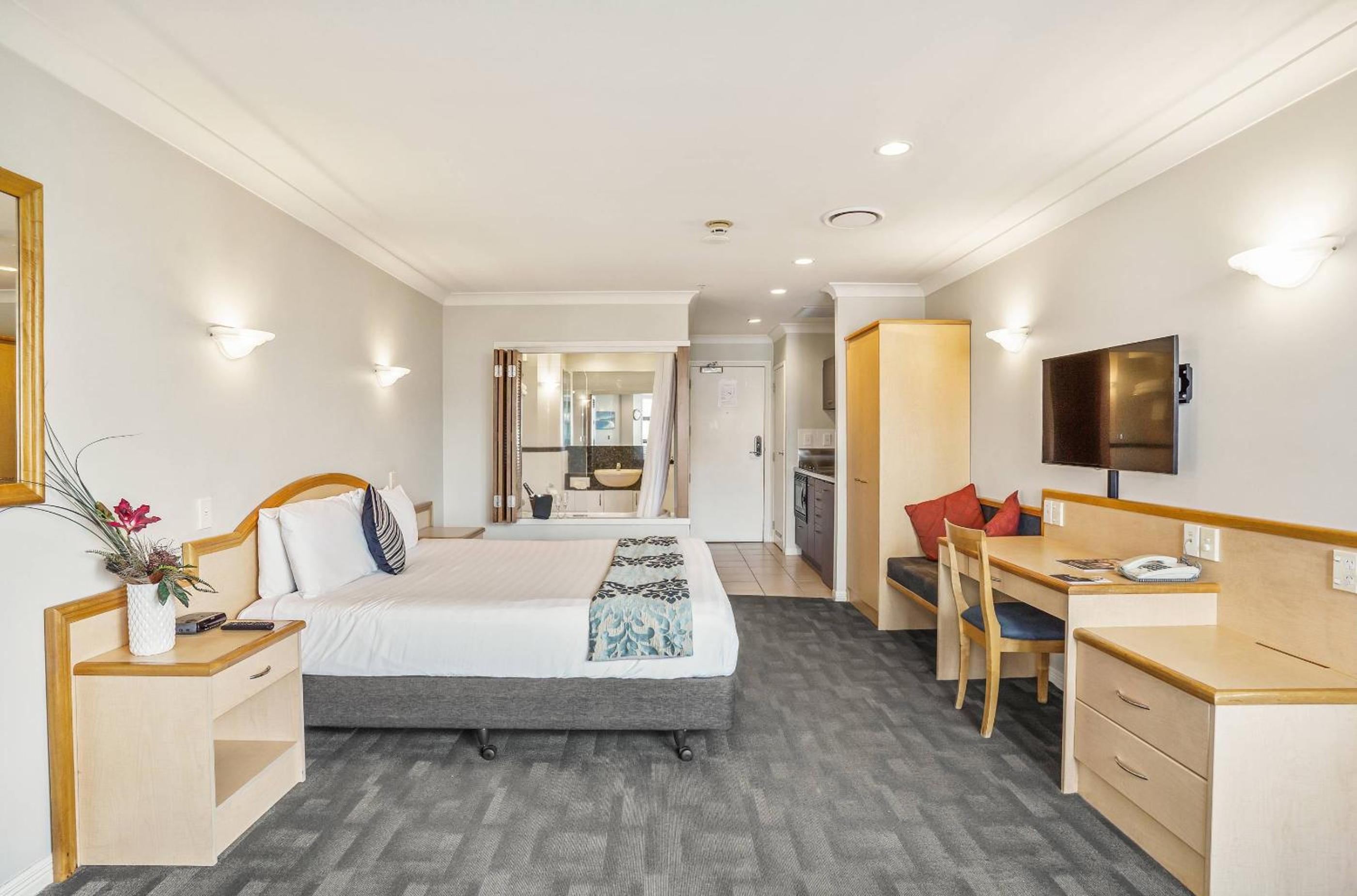 Deluxe King Studio with Spa Bath