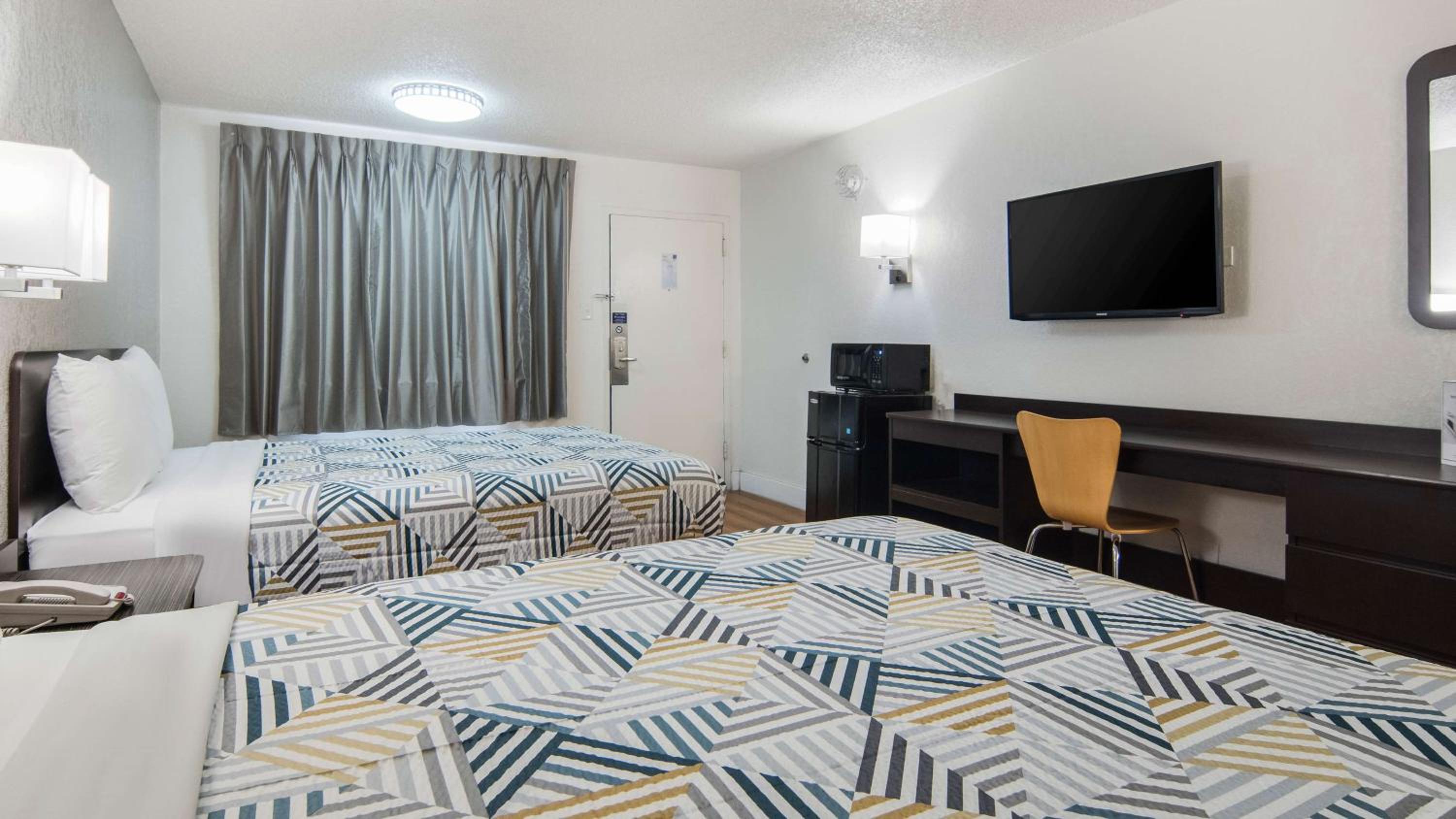 Queen Room with Two Queen Beds - Non-Smoking photo 3