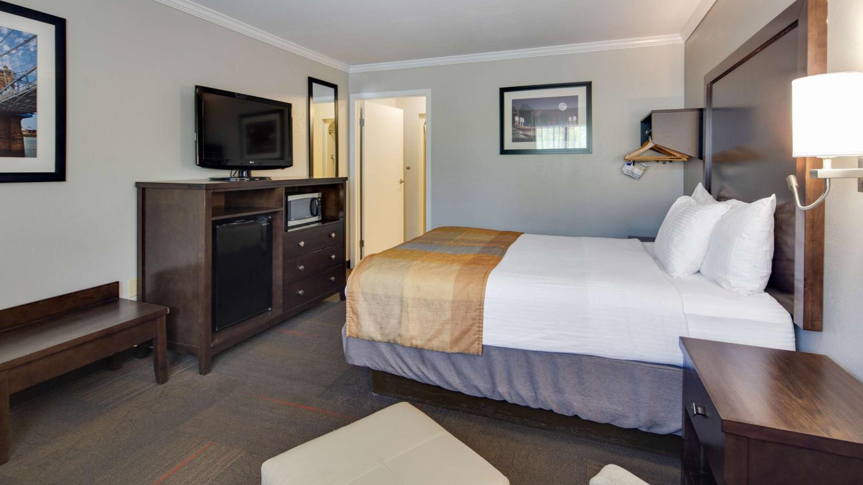 King Room - Non-Smoking - Photo 6