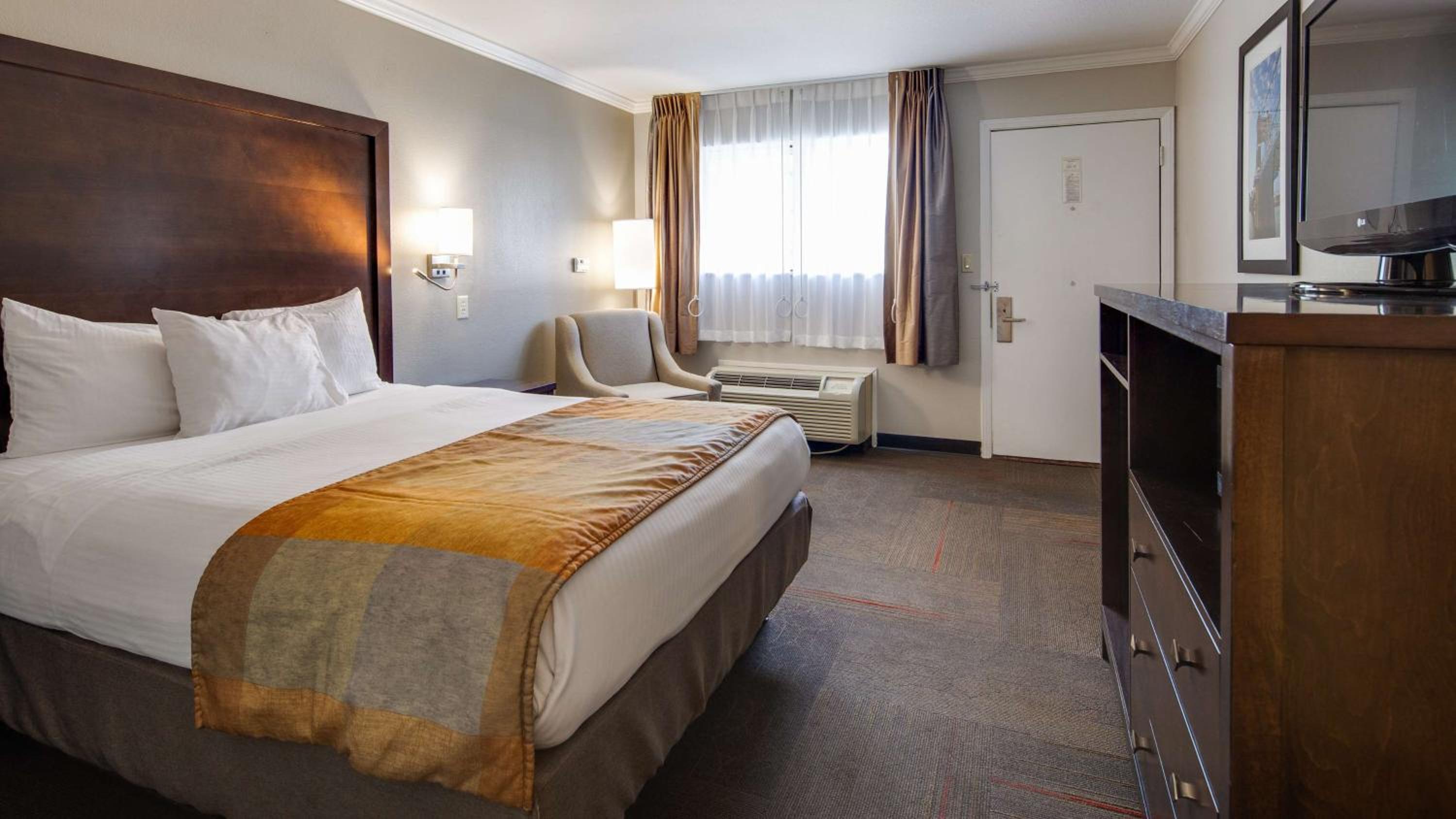 King Room - Non-Smoking - Photo 7