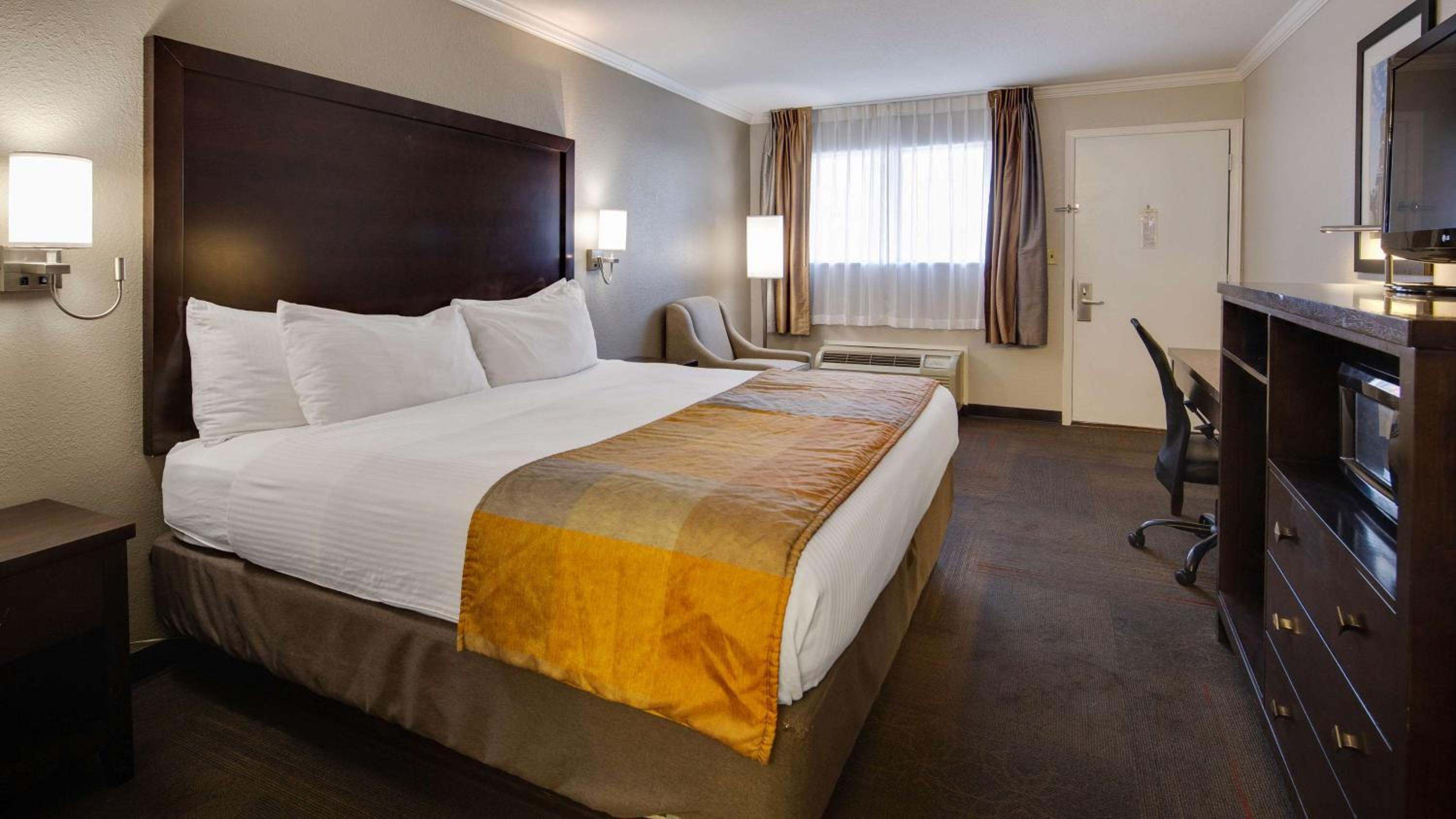 King Room - Non-Smoking - Photo 3