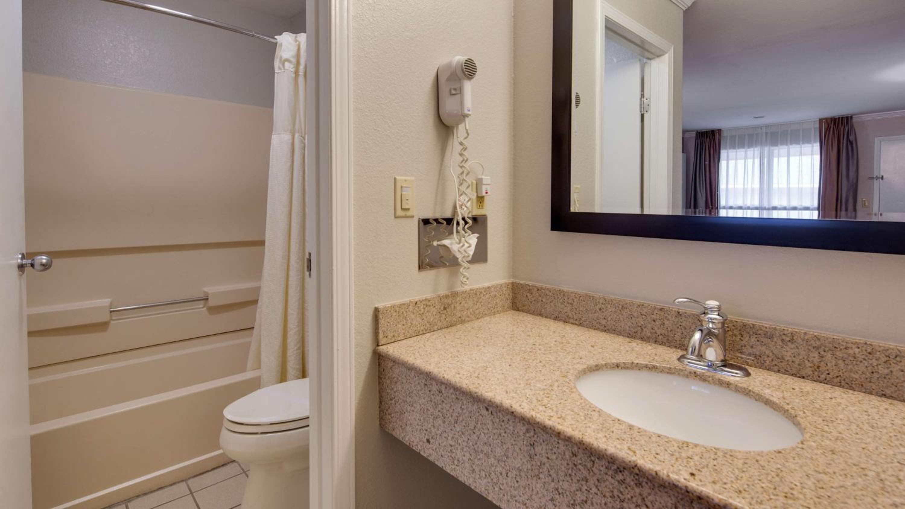 King Room - Non-Smoking - Photo 8