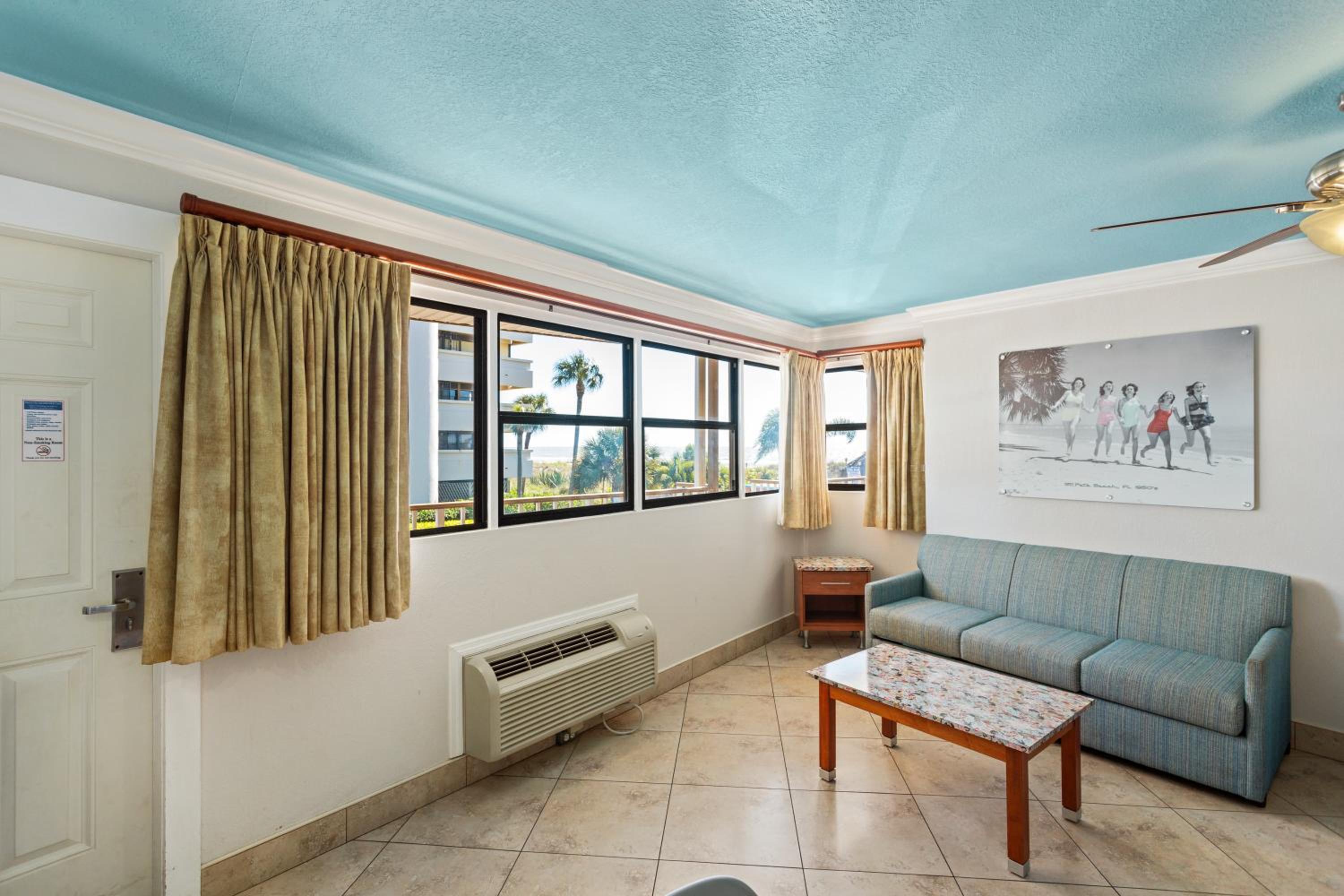 Deluxe Efficiency Suite: 2 Queen Beds and 1 Sleeper Sofa - Photo 5