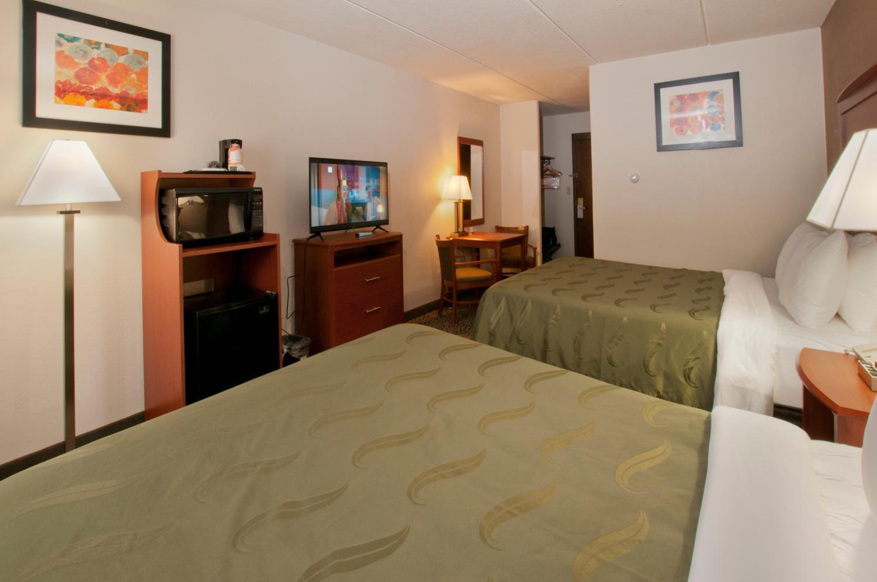 Queen Room with Two Queen Beds - Non-Smoking - Photo 3
