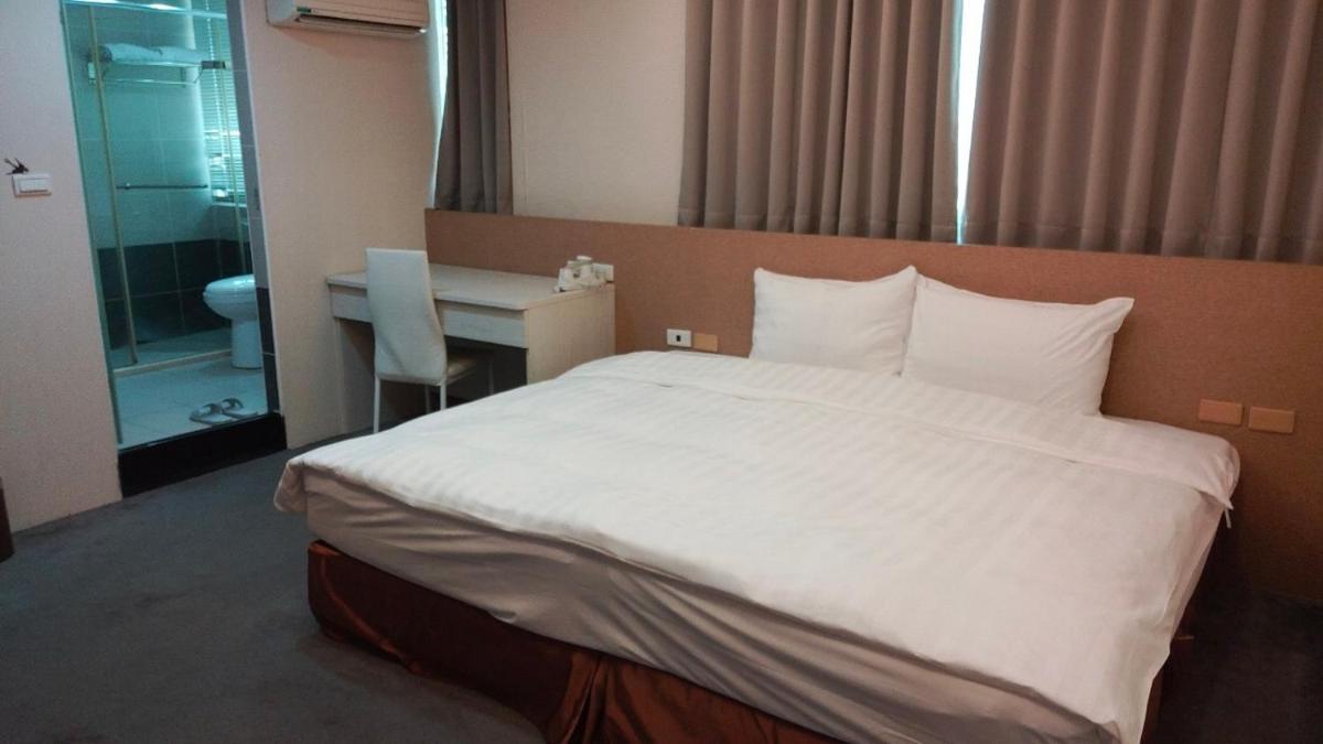 Queen Room photo 1