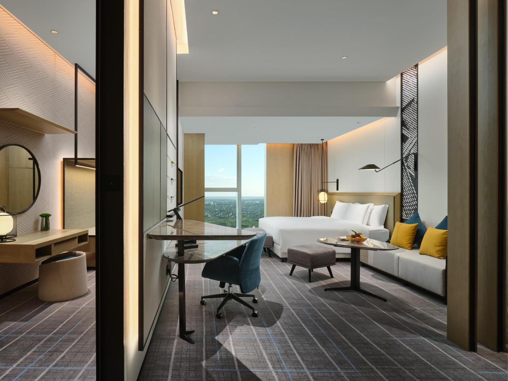 Premium King Room with Sofa Bed - Photo 3