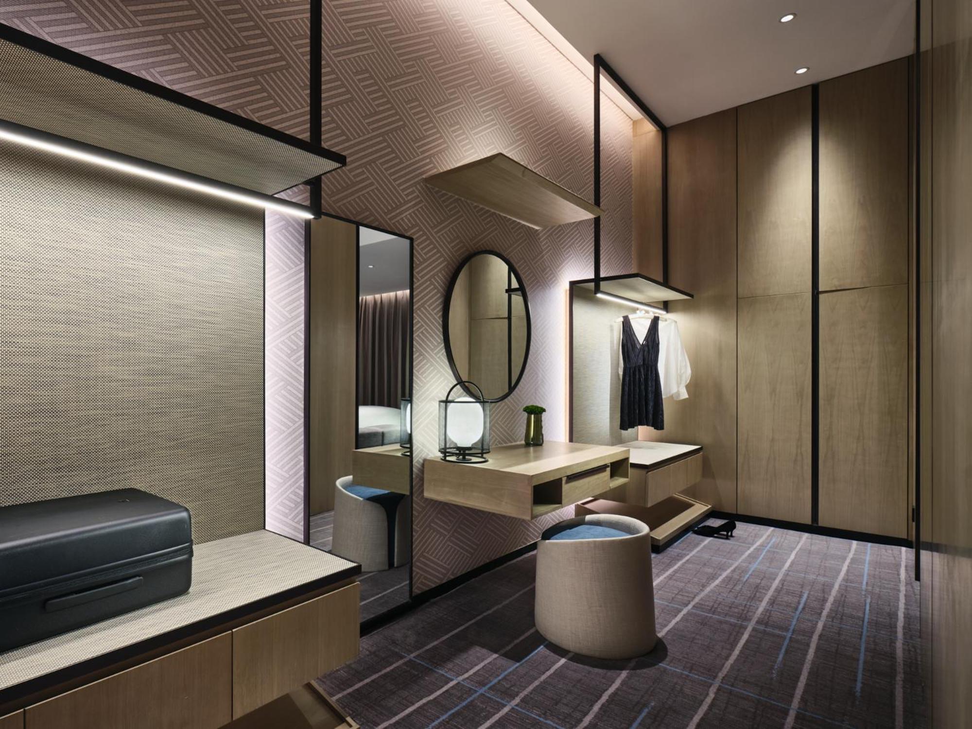 Premium King Room with Sofa Bed - Photo 4