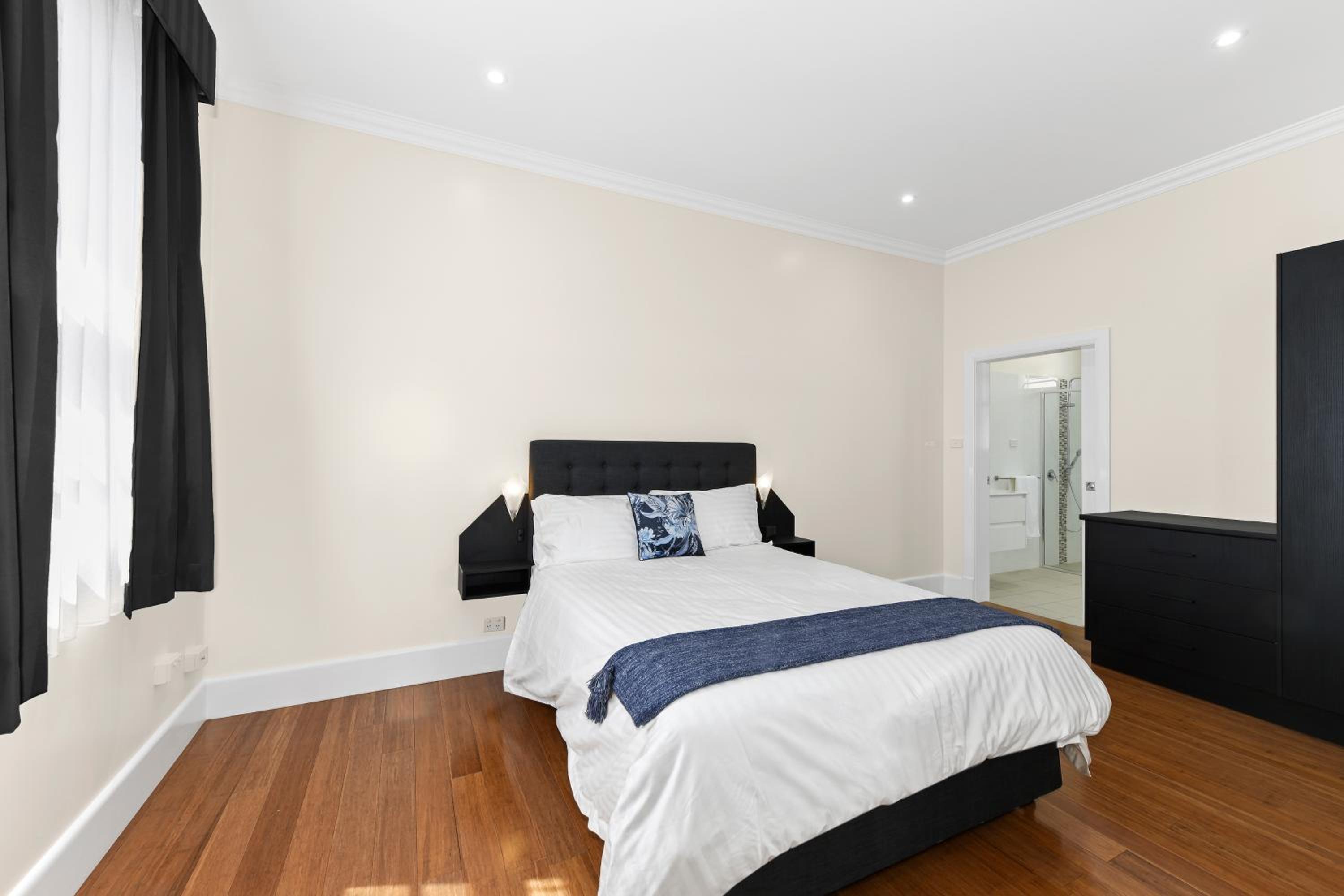 Studio Apartment - Photo 2