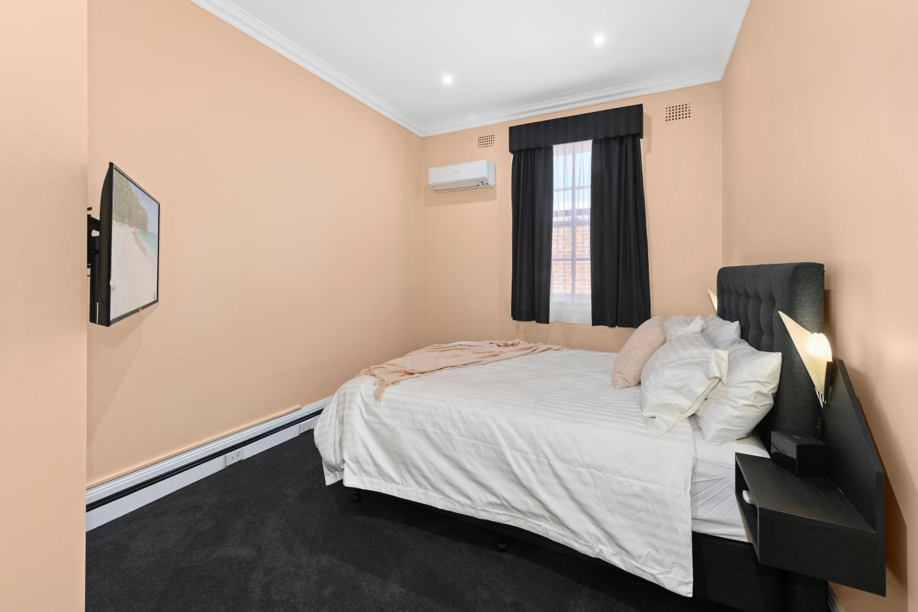 One-Bedroom Apartment - Photo 3