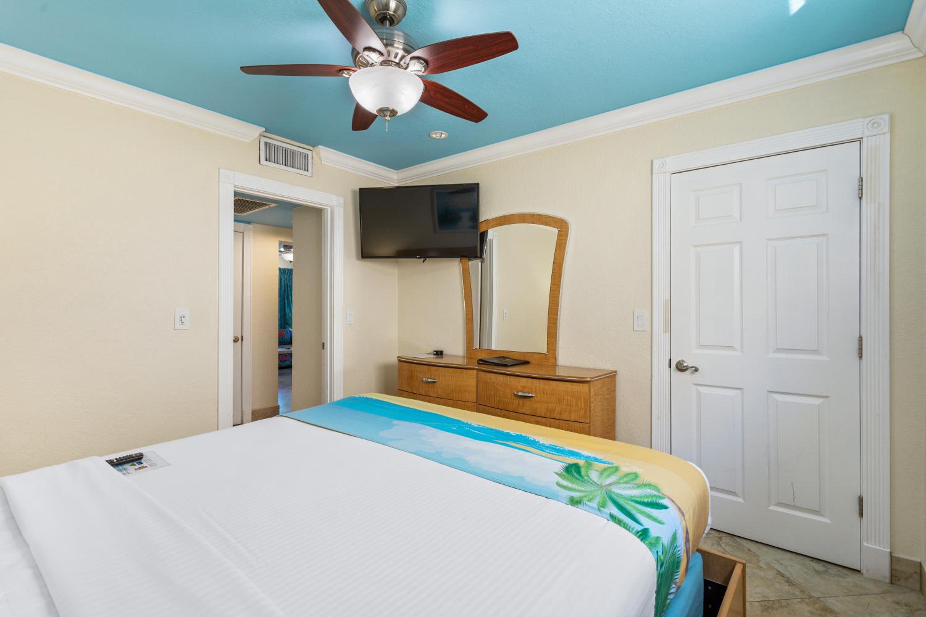 Deluxe One Bedroom Suite: 1 Queen Bed and 1 Sleeper Sofa - Photo 3