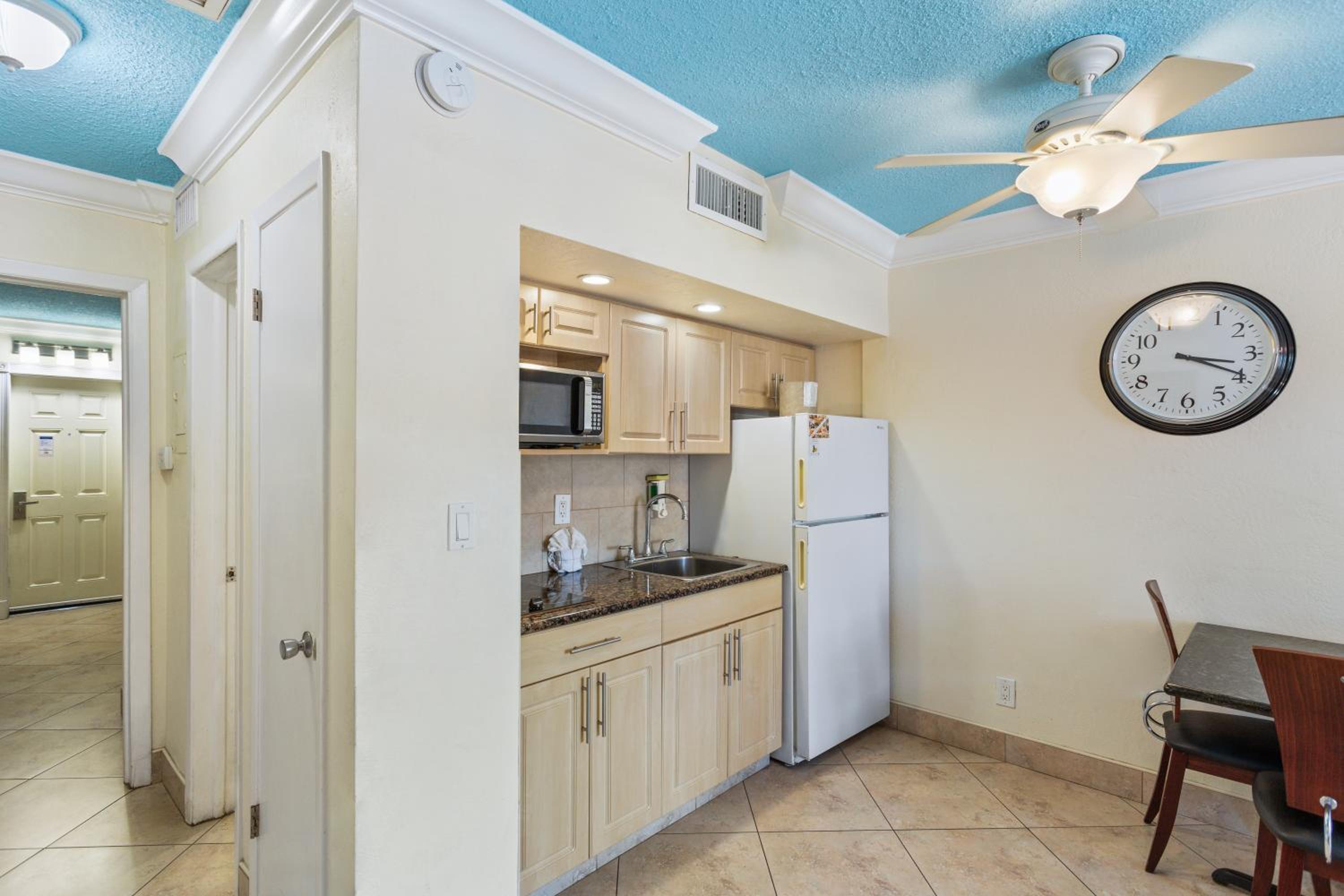 One Bedroom Suite: 1 Queen Bed and 1 Sleeper Sofa - Photo 4