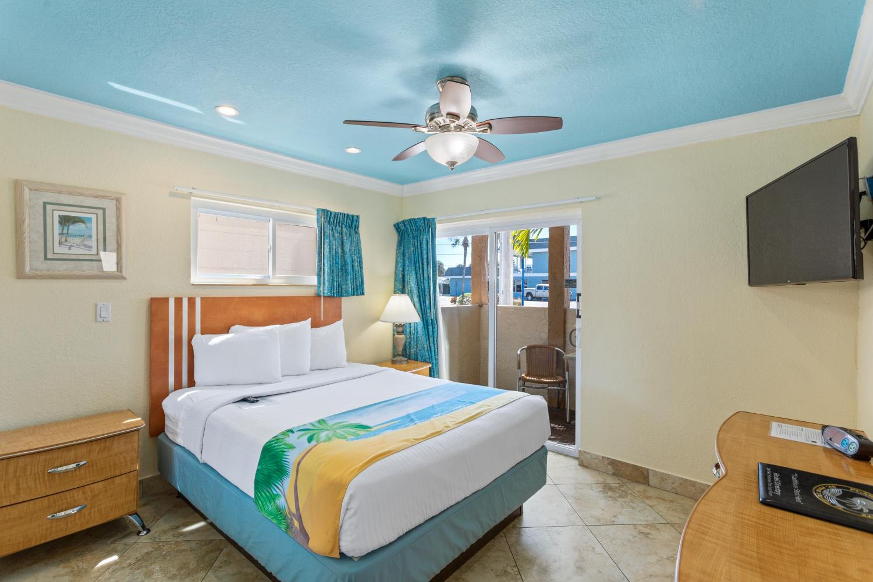 Deluxe One Bedroom Suite: 1 Queen Bed and 2 Sleeper Sofas - Photo 2