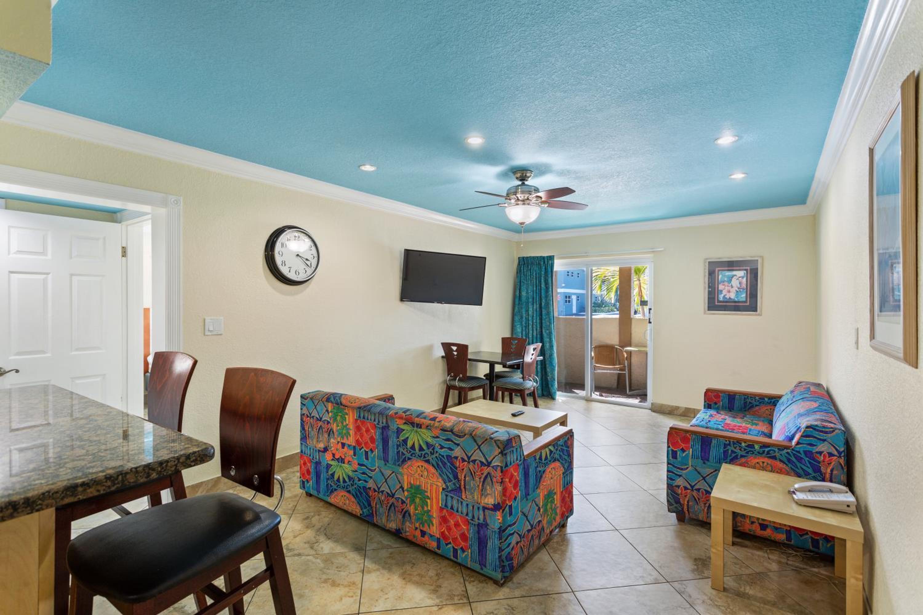 Deluxe One Bedroom Suite: 1 Queen Bed and 2 Sleeper Sofas - Photo 4
