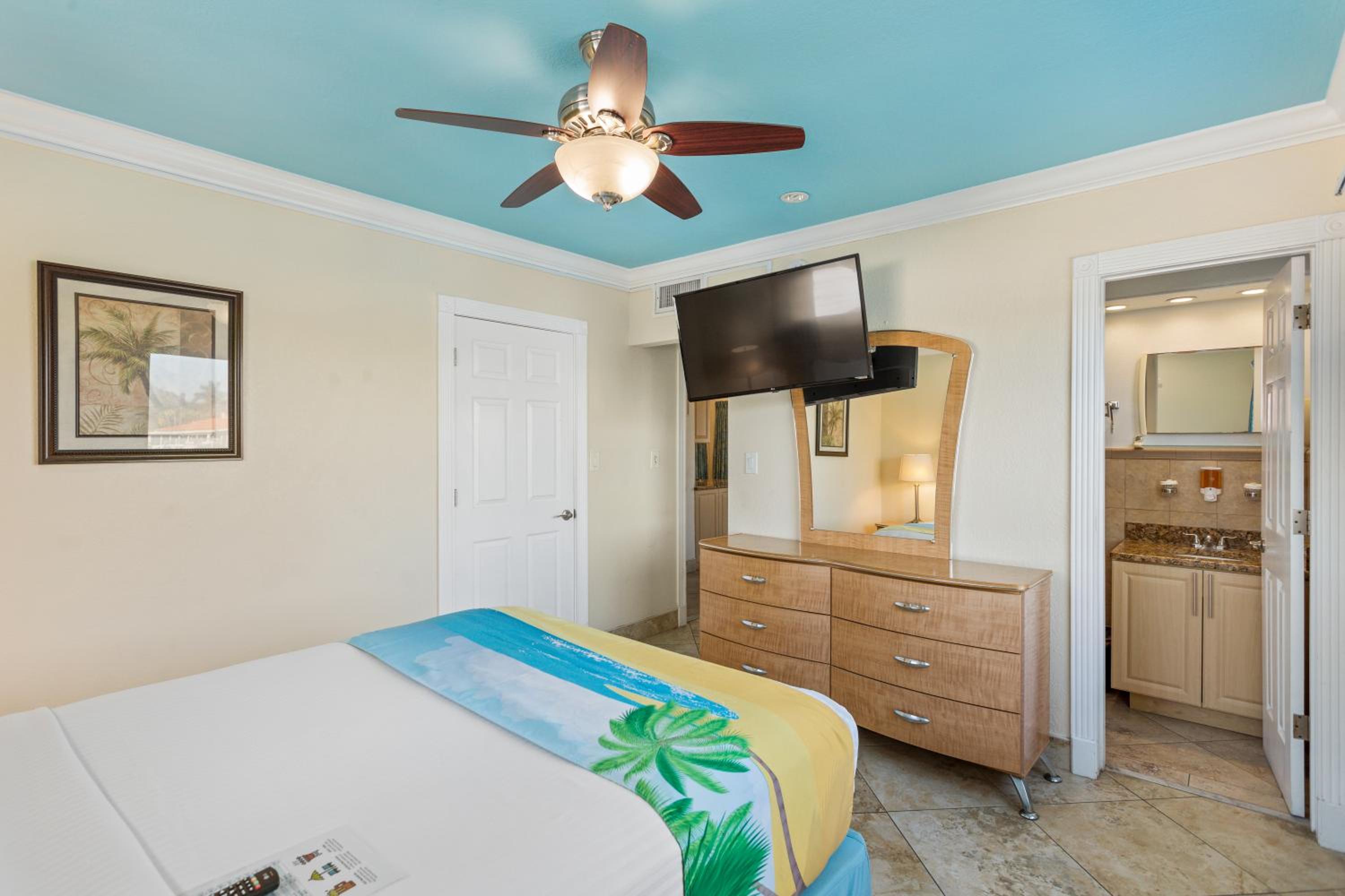 Deluxe Two Bedroom Suite: 2 Queen Beds and 1 Sleeper Sofa - Photo 3