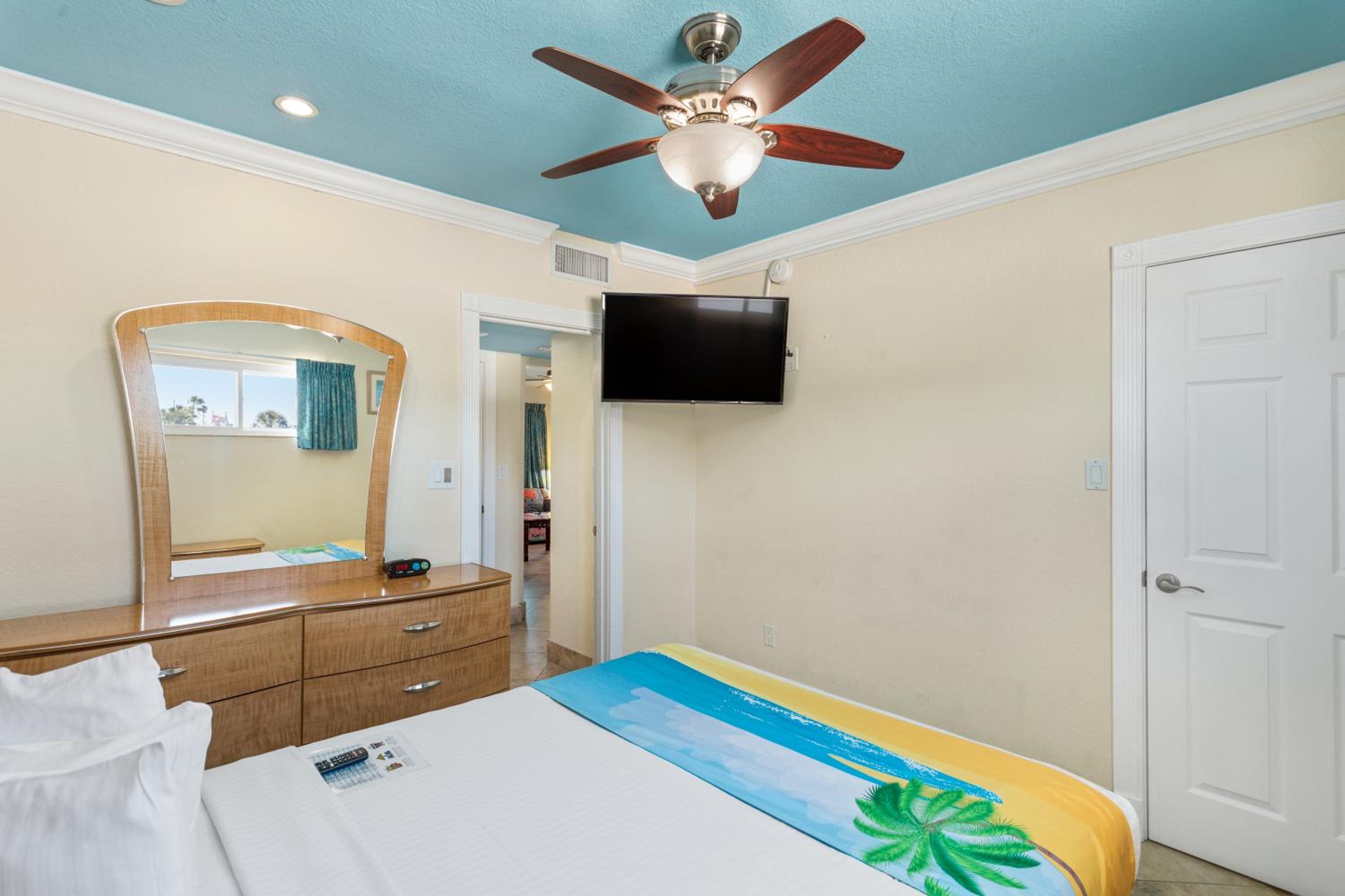 Deluxe Two Bedroom Suite: 2 Queen Beds and 1 Sleeper Sofa - Photo 4
