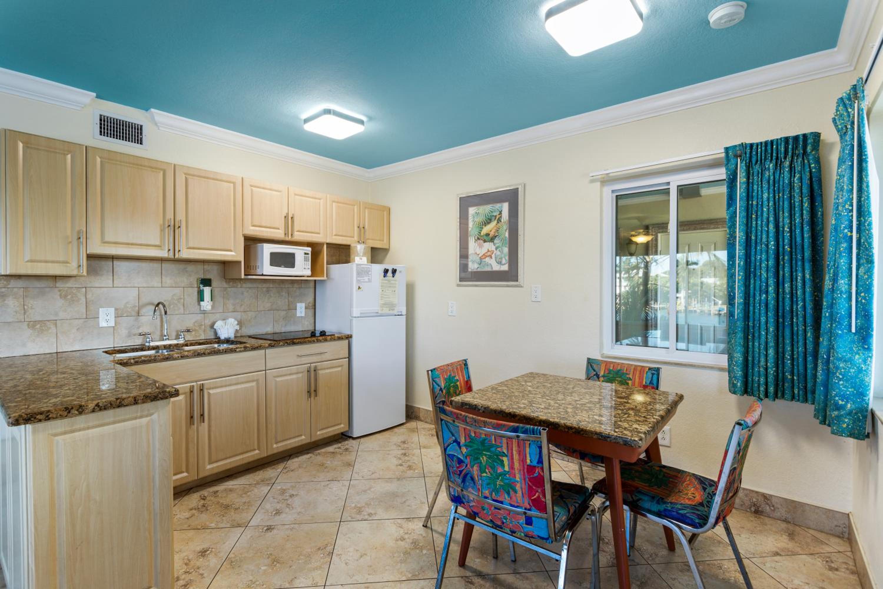 Deluxe Two Bedroom Suite: 2 Queen Beds and 1 Sleeper Sofa - Photo 6