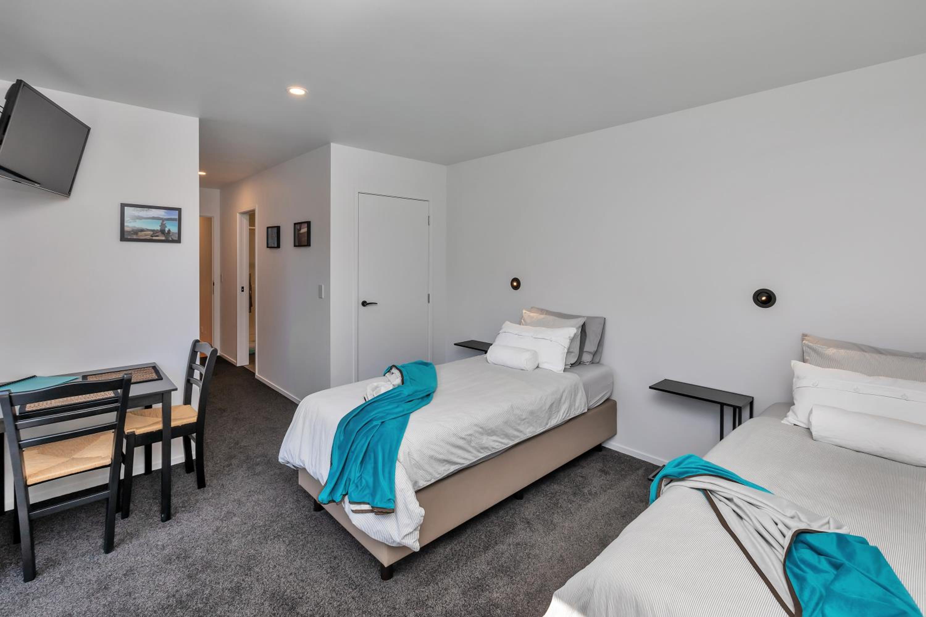 Twin Room with Private Bathroom - Photo 2