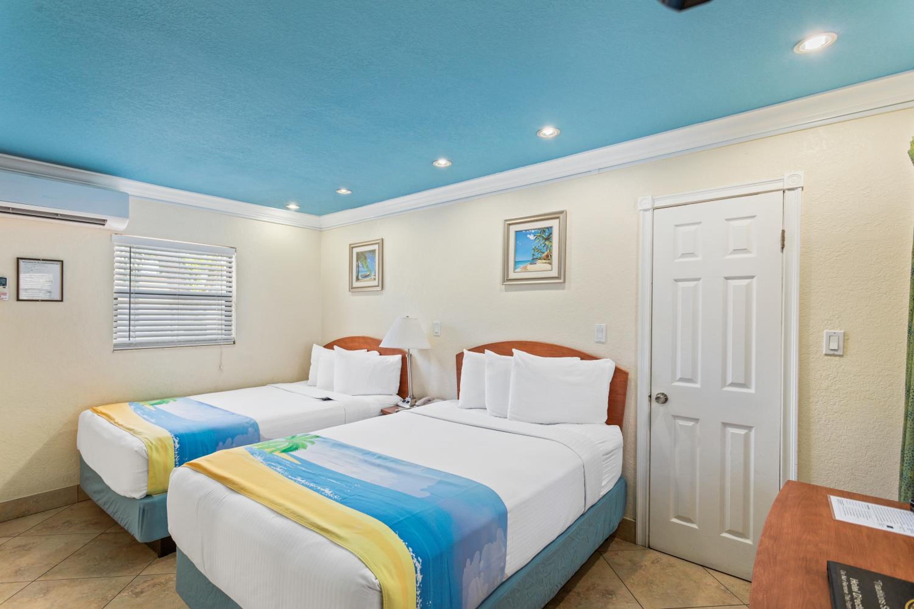Deluxe Efficiency Suite: 2 Double Beds and 1 Sleeper Sofa