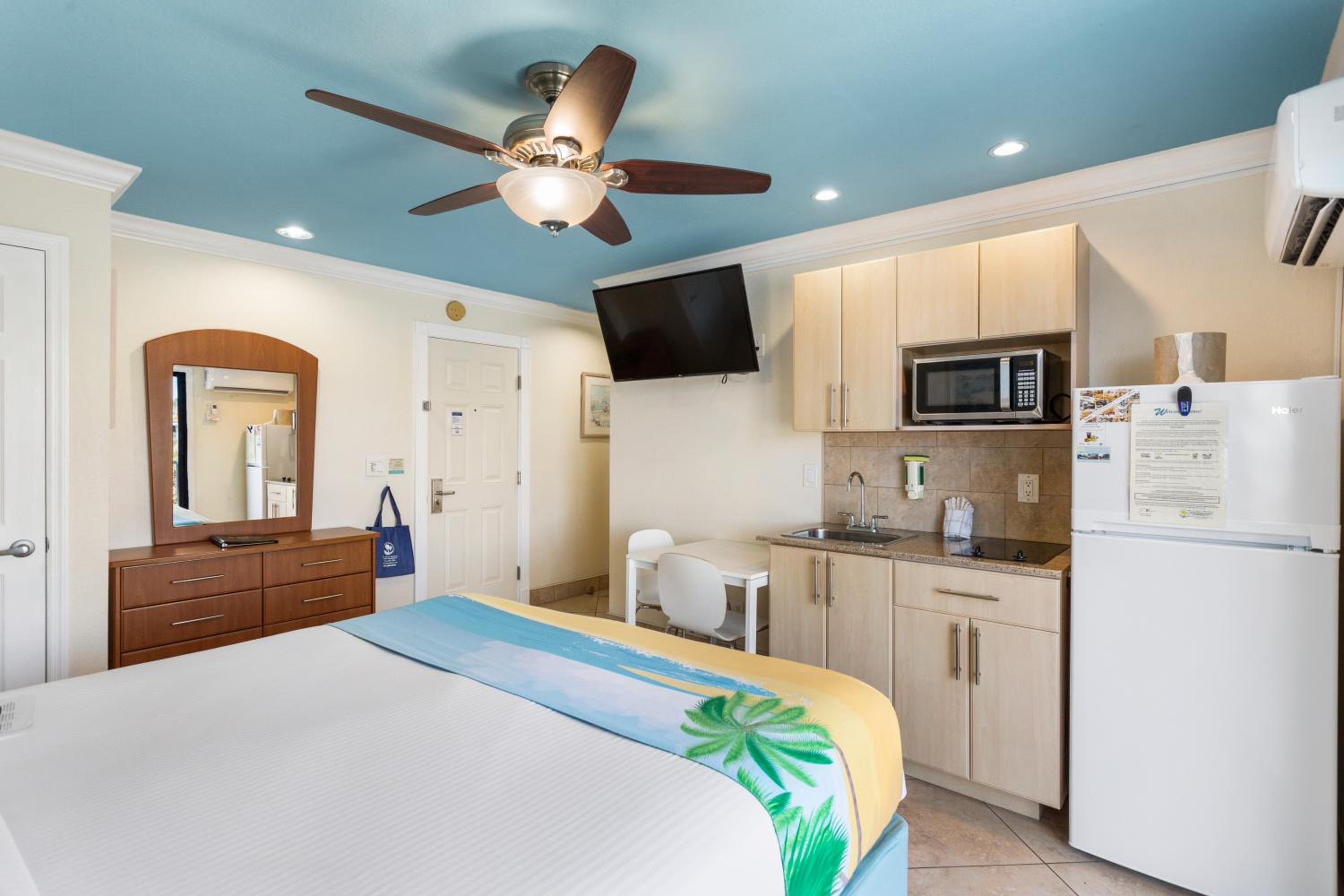 Bay Front with Balcony Suite: 1 Queen Bed