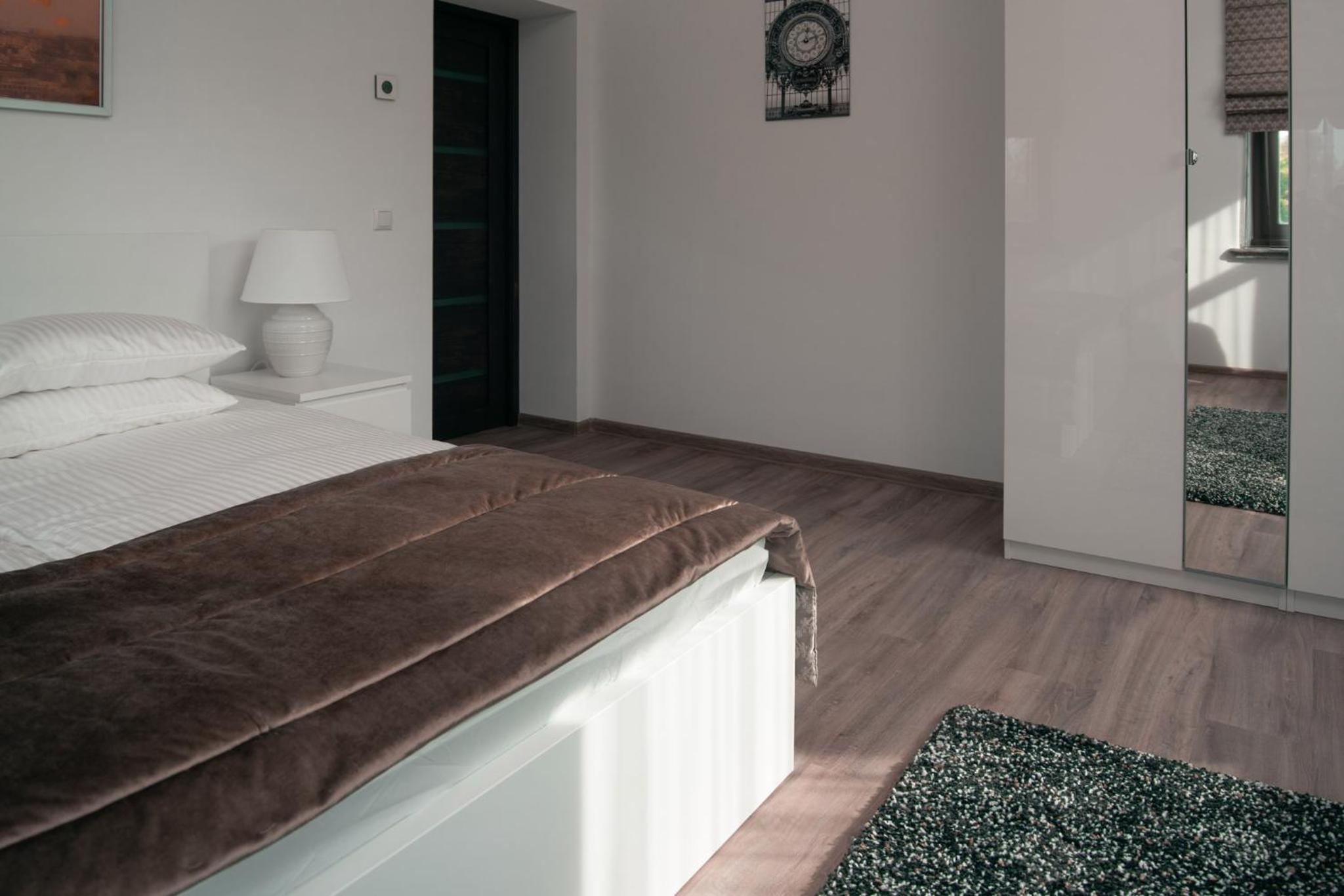 Apartment with Balcony - Photo 18